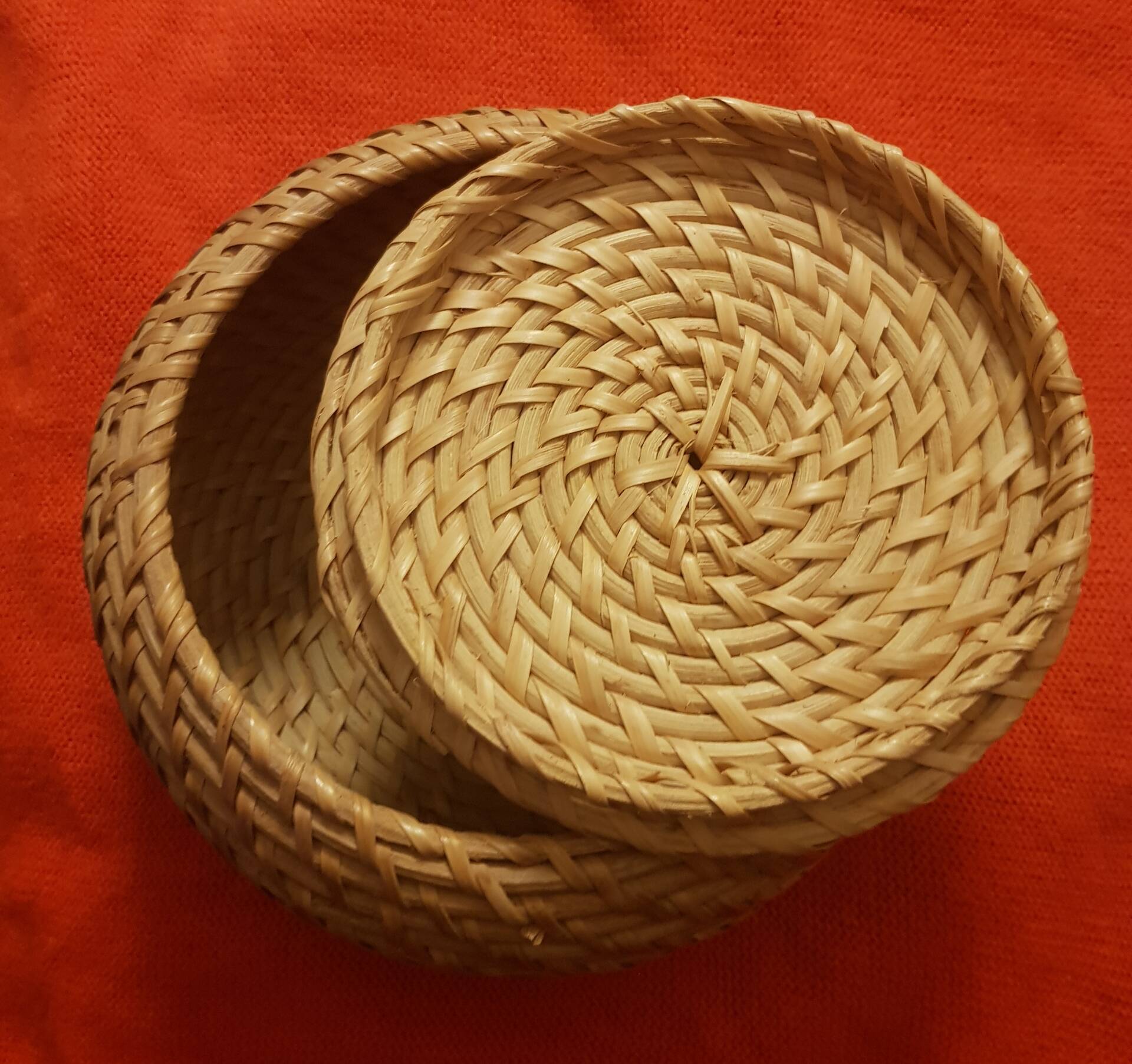 Round woven bamboo box with lid