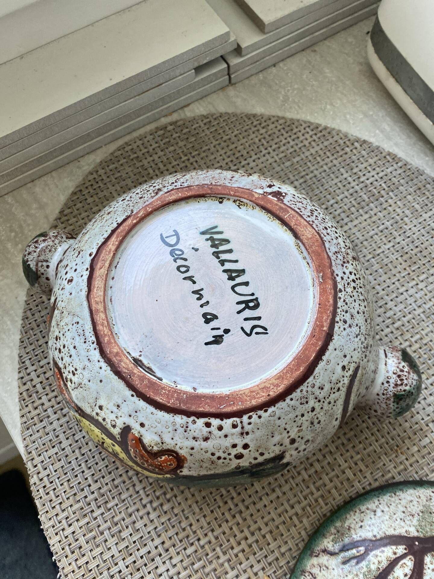 Valauris soup tureen with lid