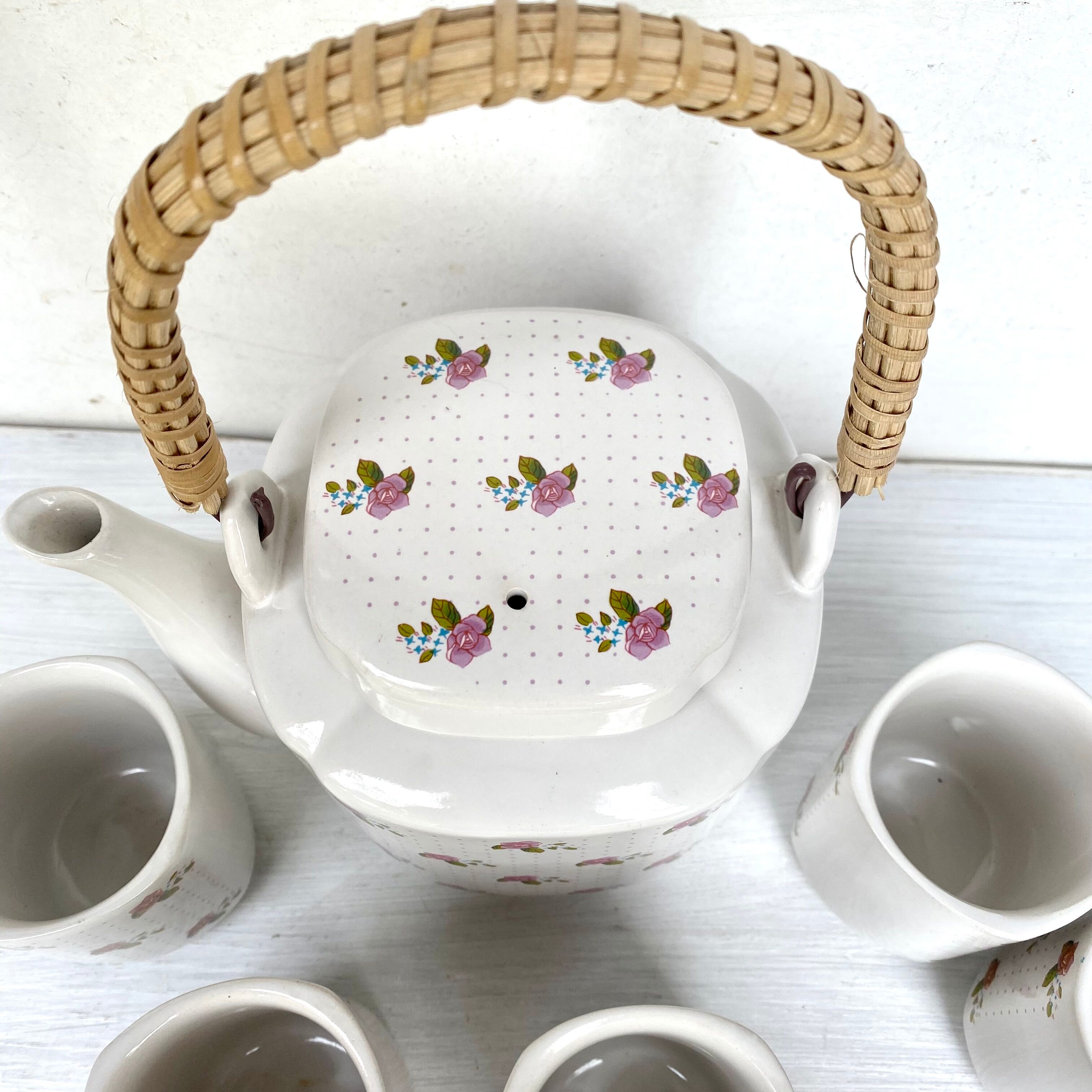 Vintage teapot and cups