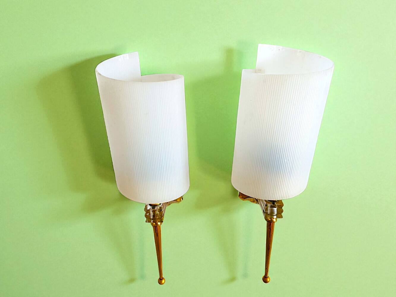 Paire d'appliques en laiton et acrylique, France 1960