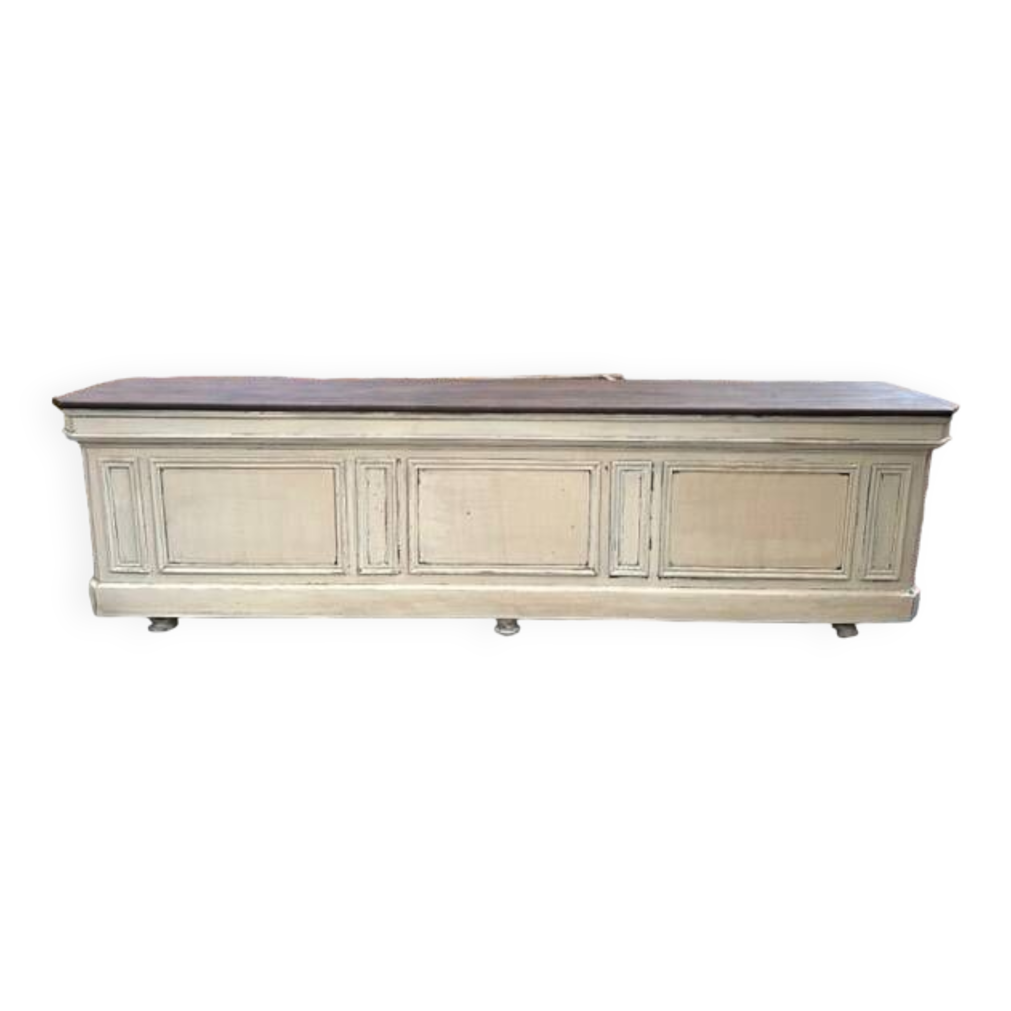 Huge store counter at the beginning of the 20th century