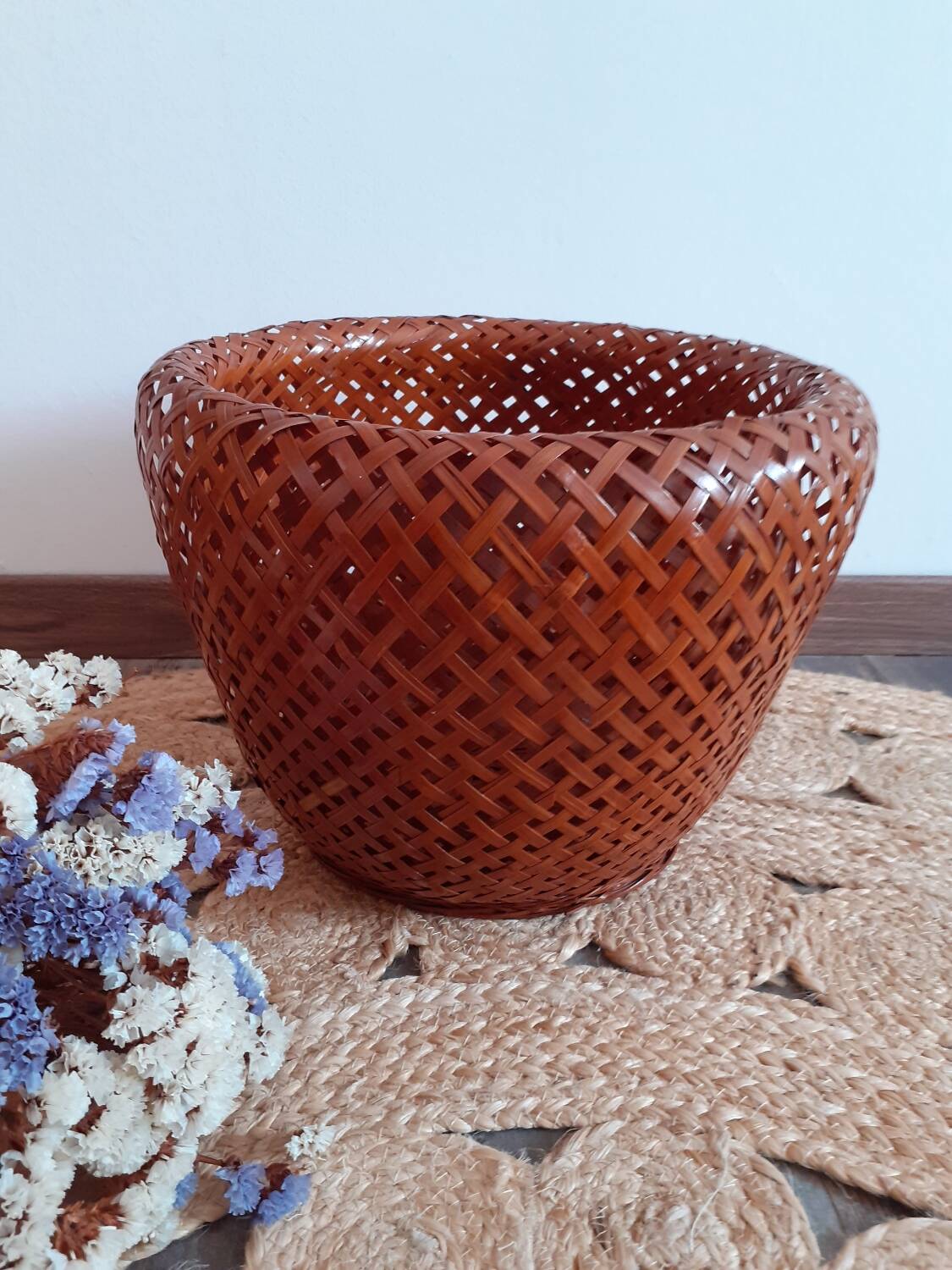 Très joli cache pot en bambou tressé année 60