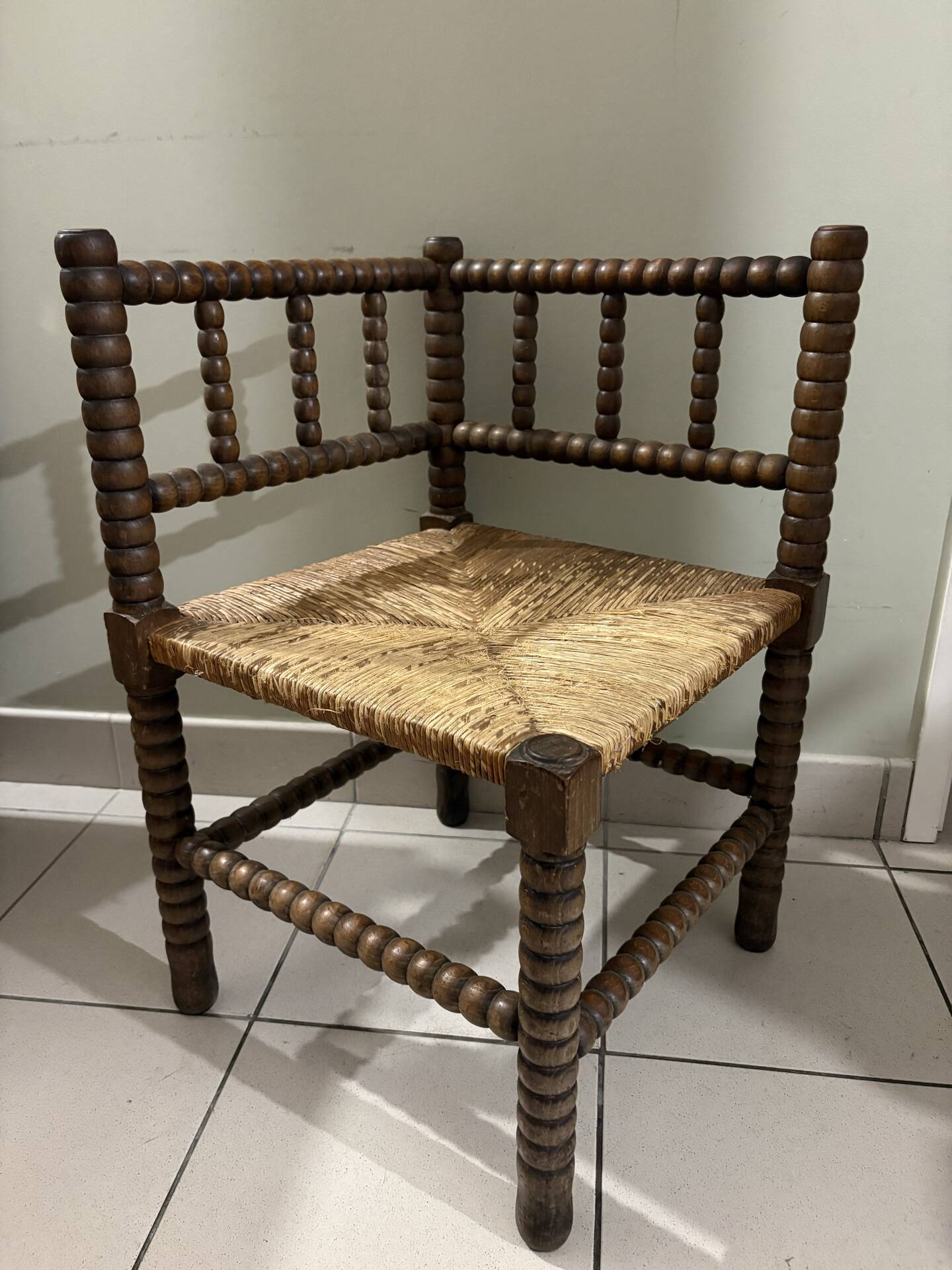 Chaise d’angle vintage en bois tourné