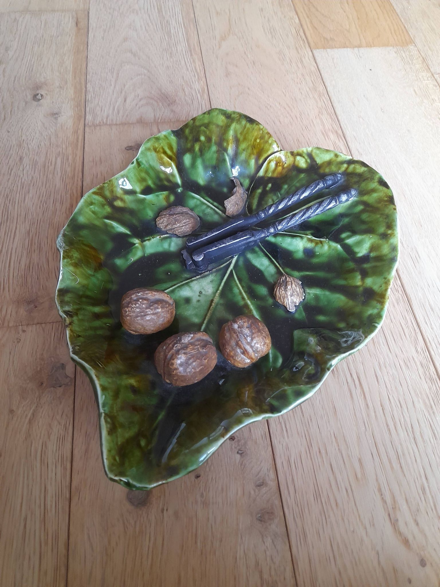 Barbotine dish walnut leaf Ernst Wahliss Turn-Wien Austria