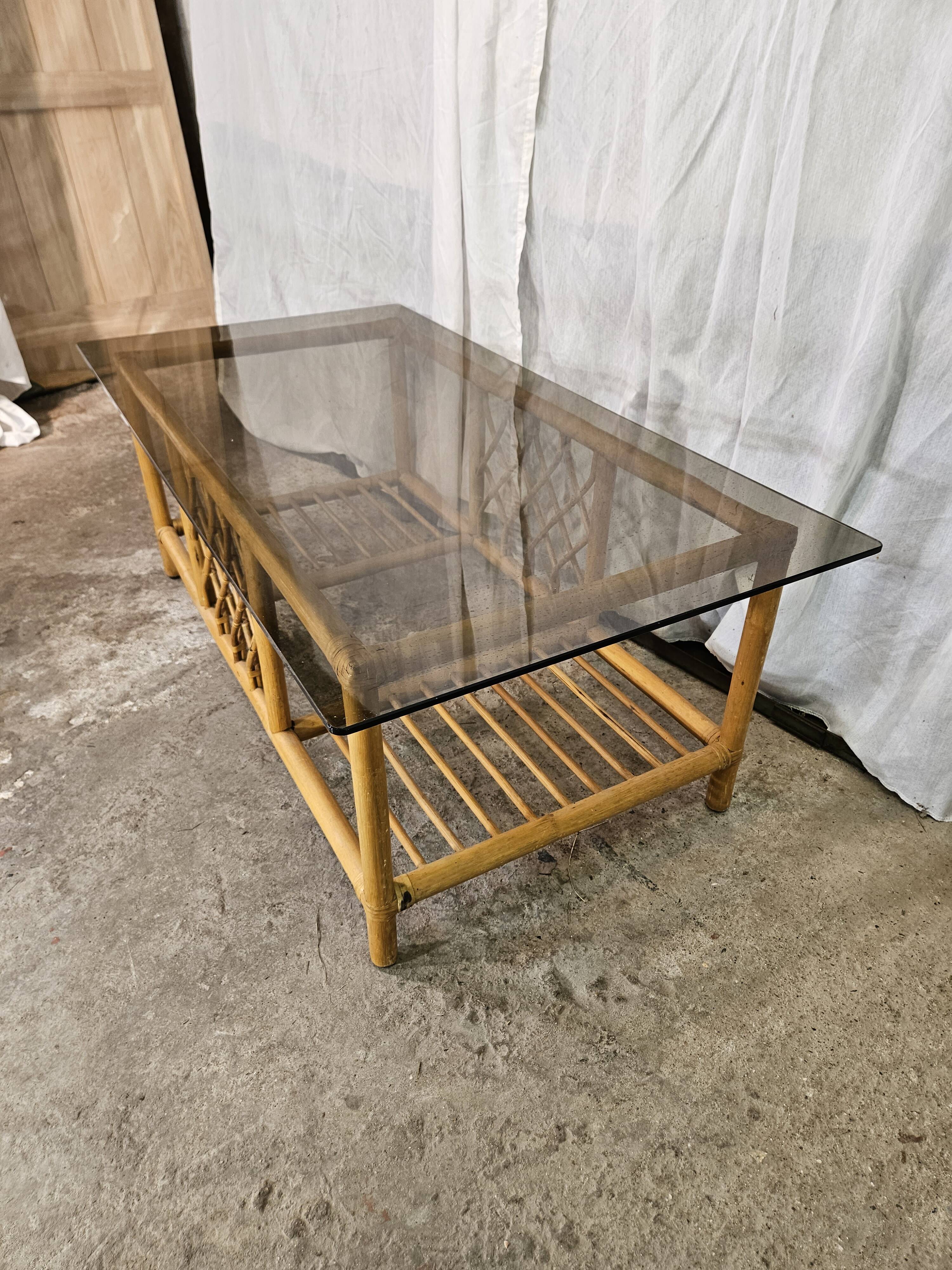 Table basse en rotin dessus verre fumé 1970