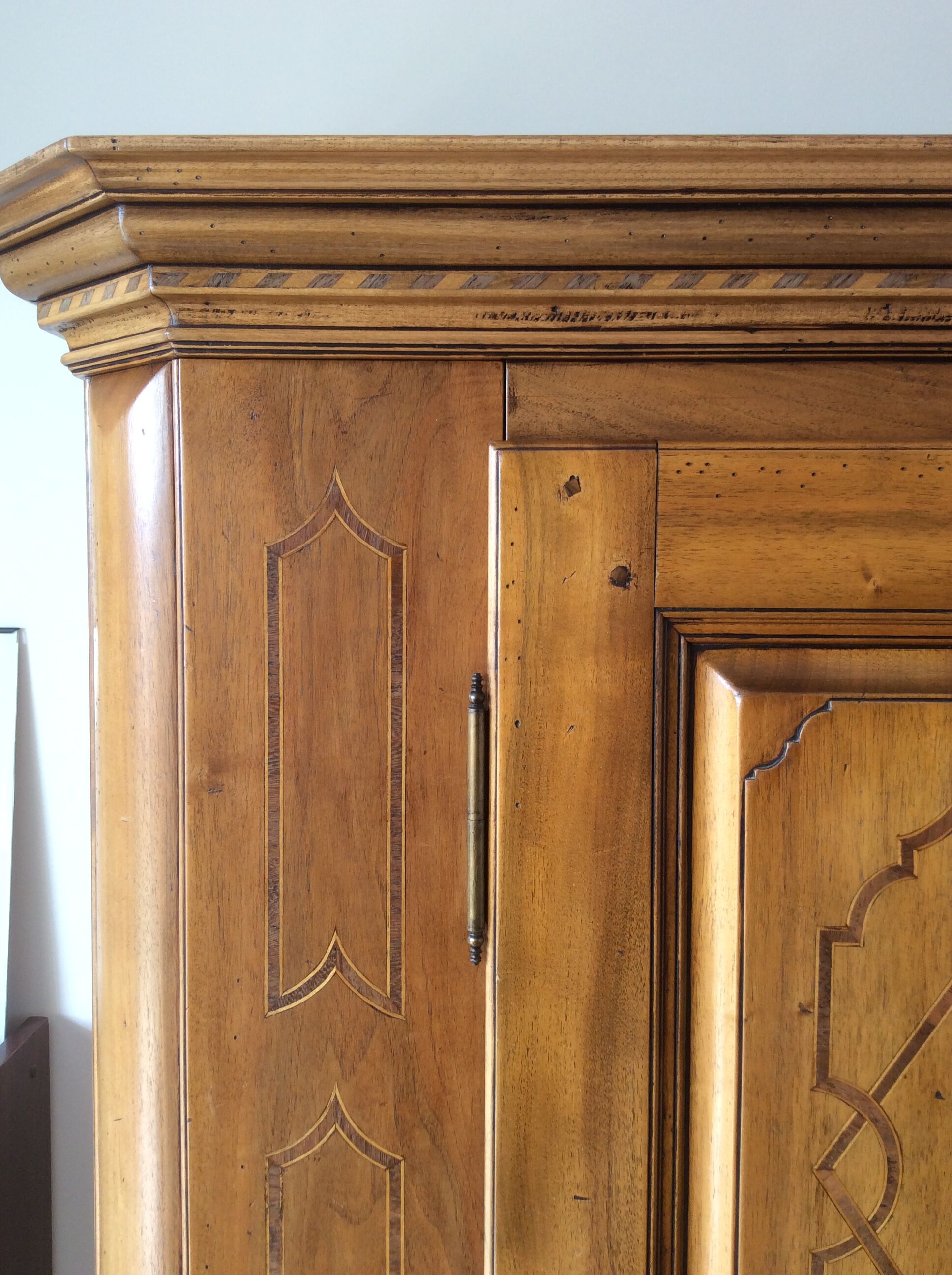 Armoire ancienne Alsacienne marquetée