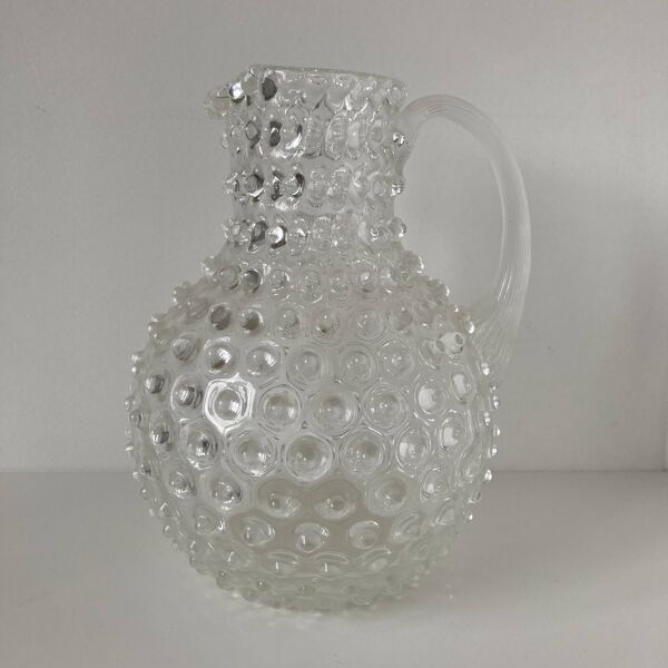 Belle et grande carafe vintage à anse en verre incolore travaillé à chaud