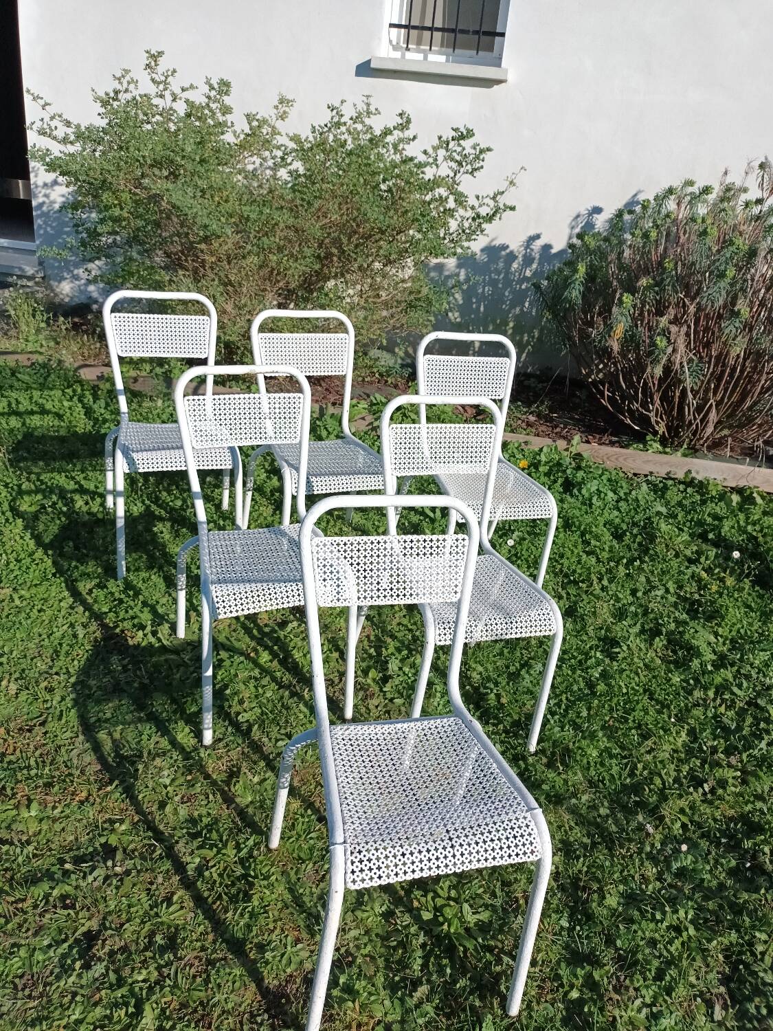 Chaises de jardin en métal perforé