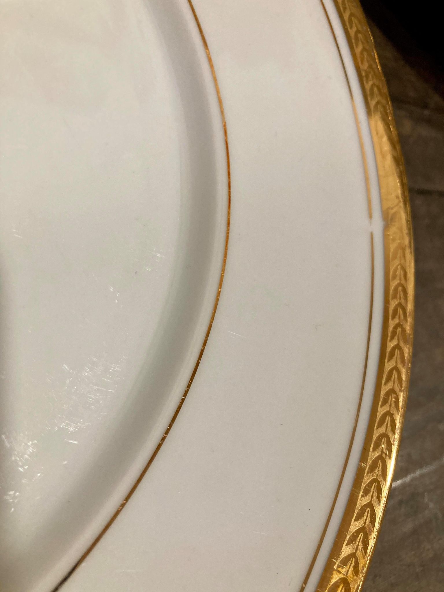 Lot de 12 assiettes en porcelaine de Limoges PCVB
