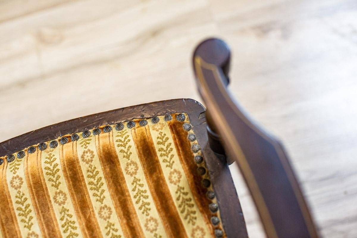 Fauteuil anglais ancien avec dossier décoratif, années 1890.