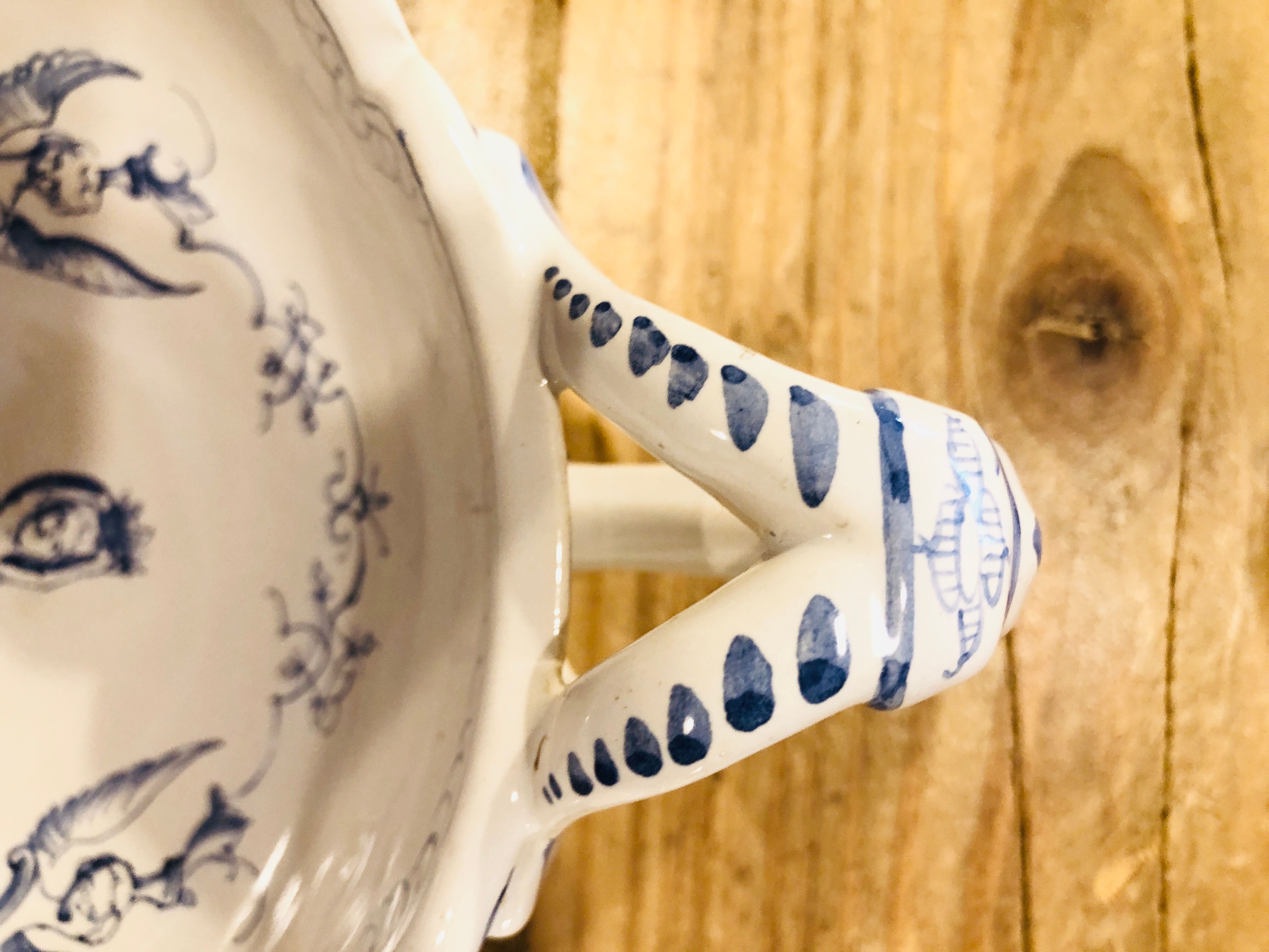 Moustiers decor plates à la berain