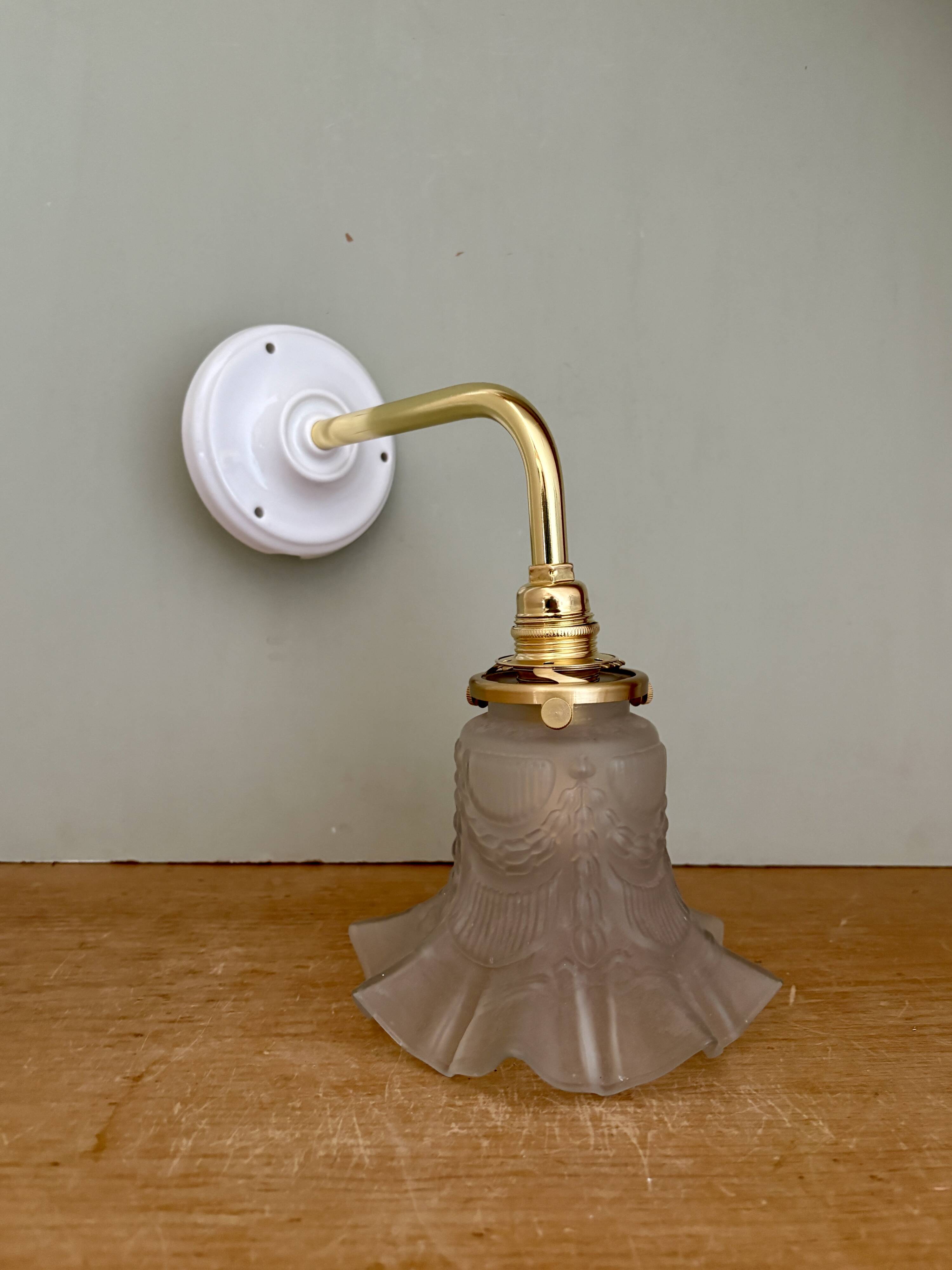 Vintage tulip gold elbow wall lamp in frosted glass