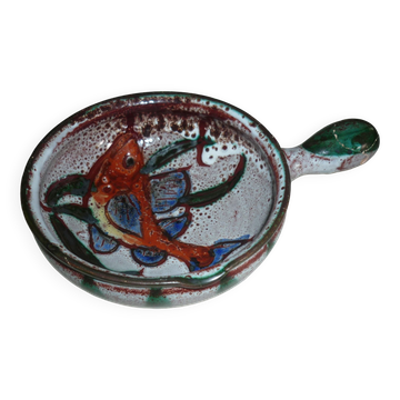 Decorative frying pan, lava and fish in ceramic.