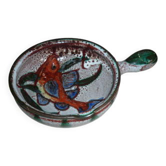 Frying pan with fat lava and ceramic fish decor