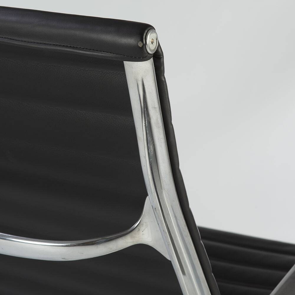 Chaise longue noire en aluminium Herman Miller Original Eames EA316 « Ribbed »