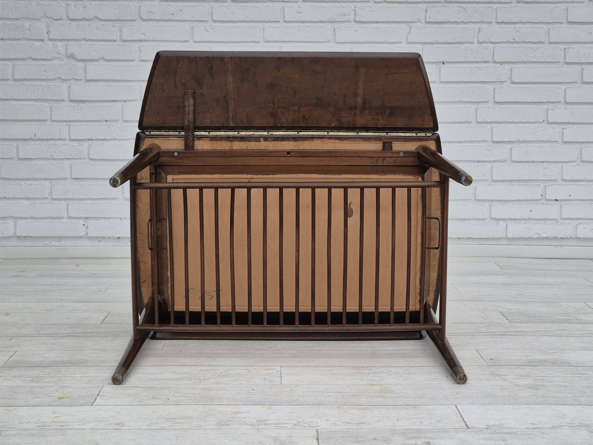 Table basse pliante danoise des années 1950 avec tiroir et étagère, état d'origine.