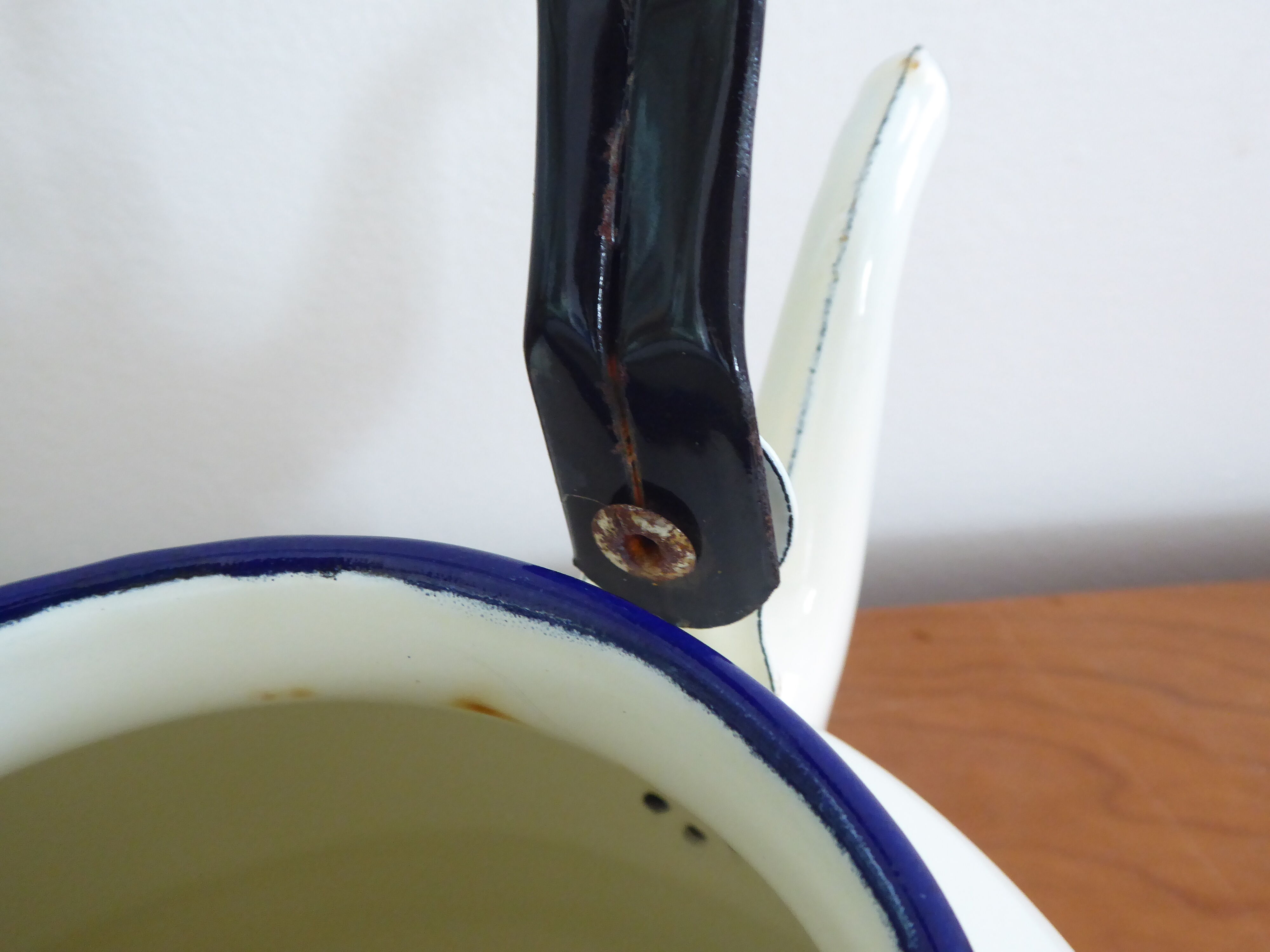 Enamelled sheet metal kettle