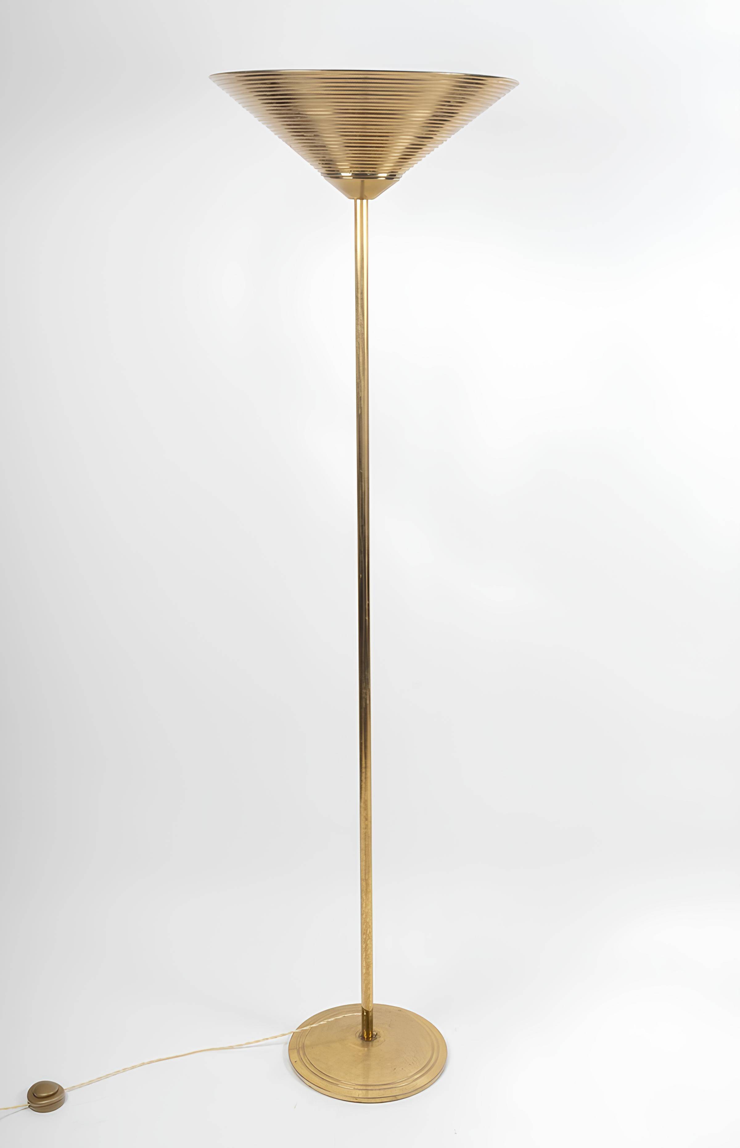Lampadaire torchière en laiton Travail italien, circa 1965–1975