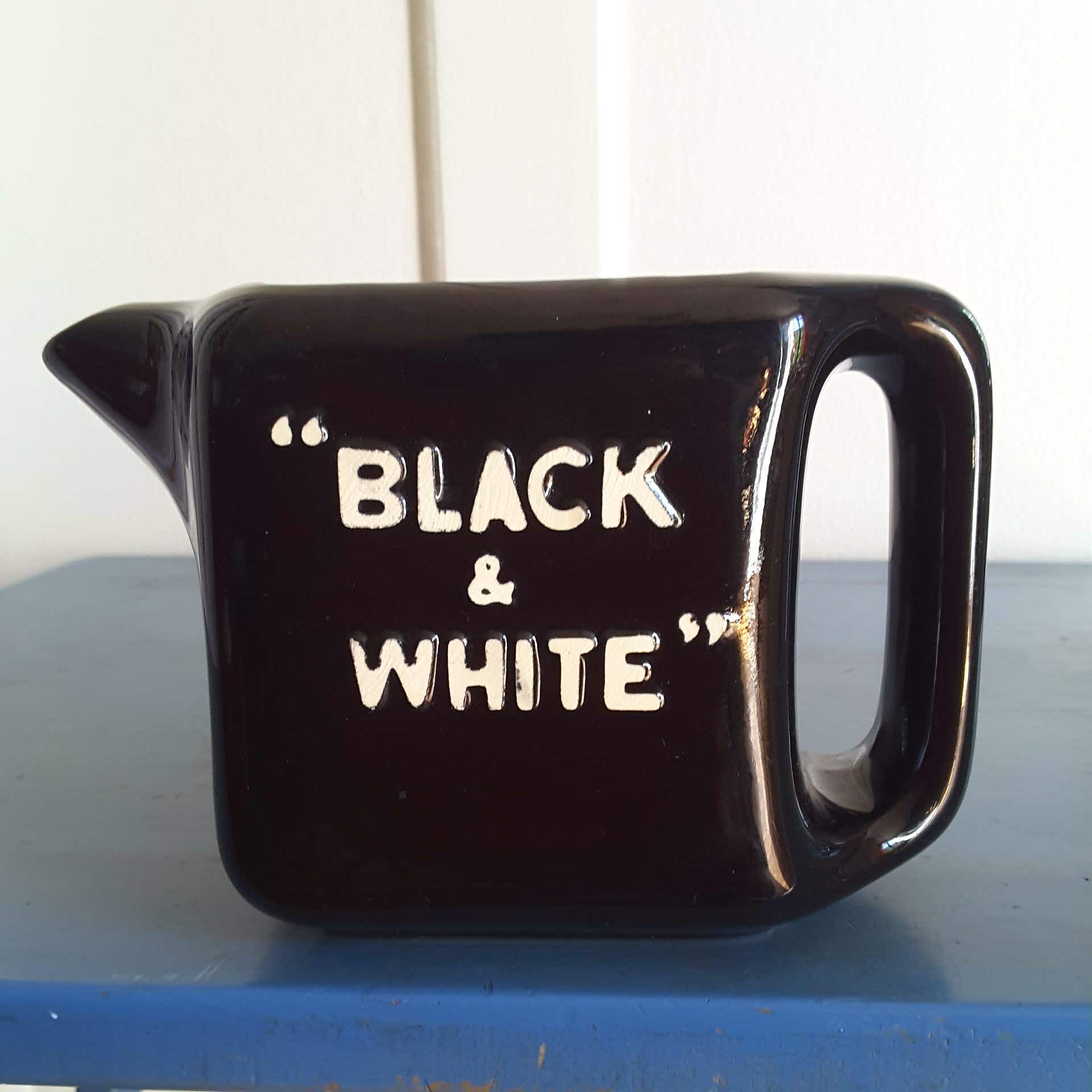 Pichet black & white