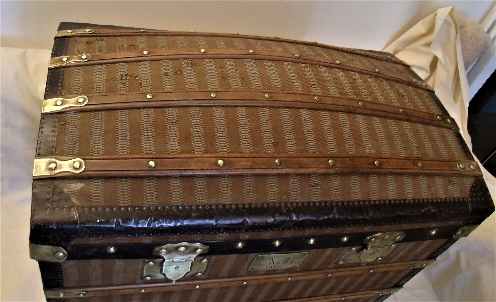 Curved trunk chest storage wood and canvas to scratches