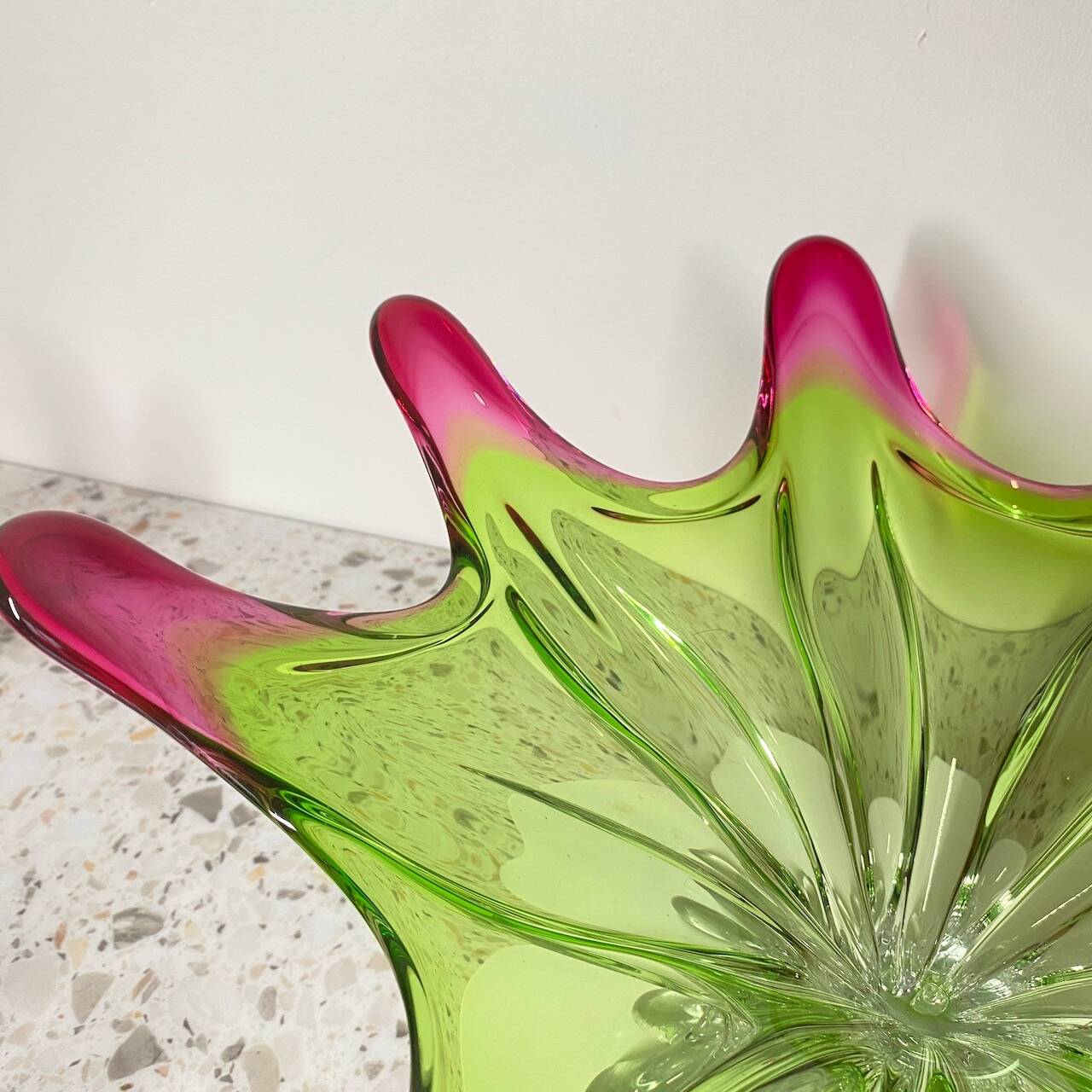 Sunburst shaped Murano centerpiece in lime green & fushsia  - Sommerso