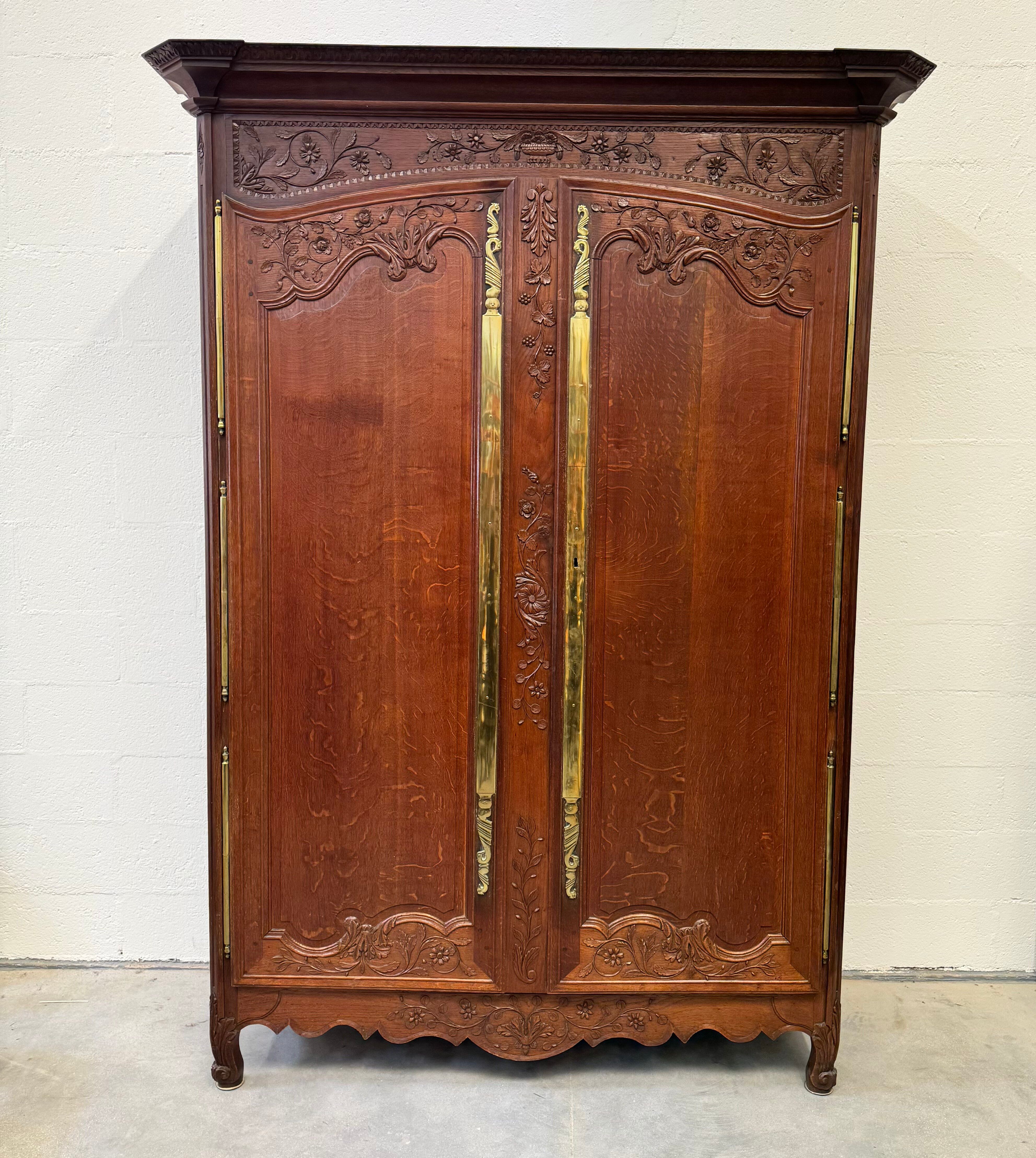 Large Country Wardrobe - French Provençal, in oak, 17th century