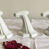 Lot de 3 patères Art Déco anciennes en céramique blanche