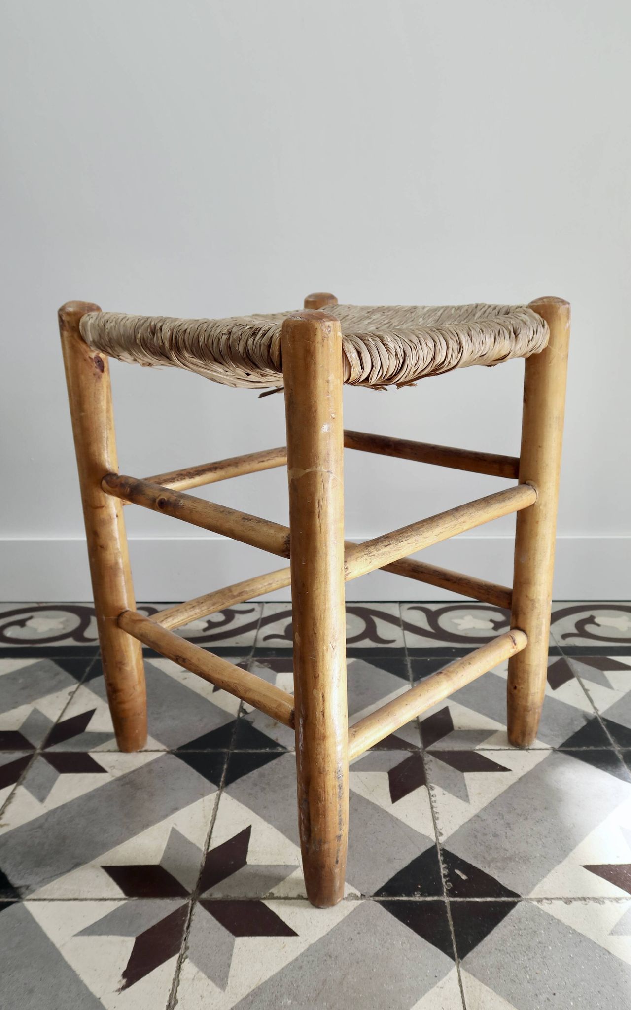 Tabouret bas vintage en bois et assise paillée