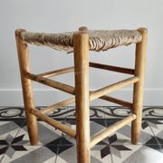 Tabouret bas vintage en bois et assise paillée