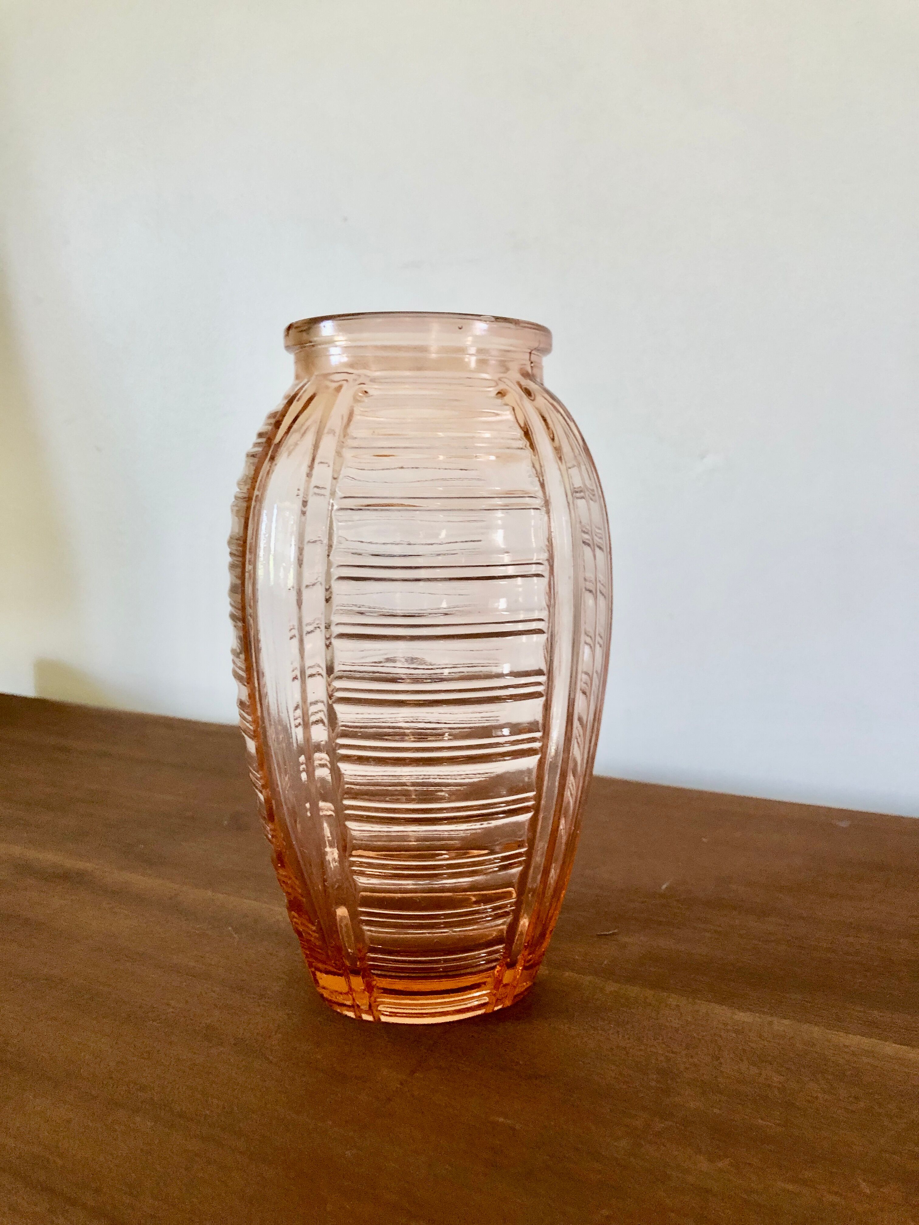 Vase en verre rose art déco