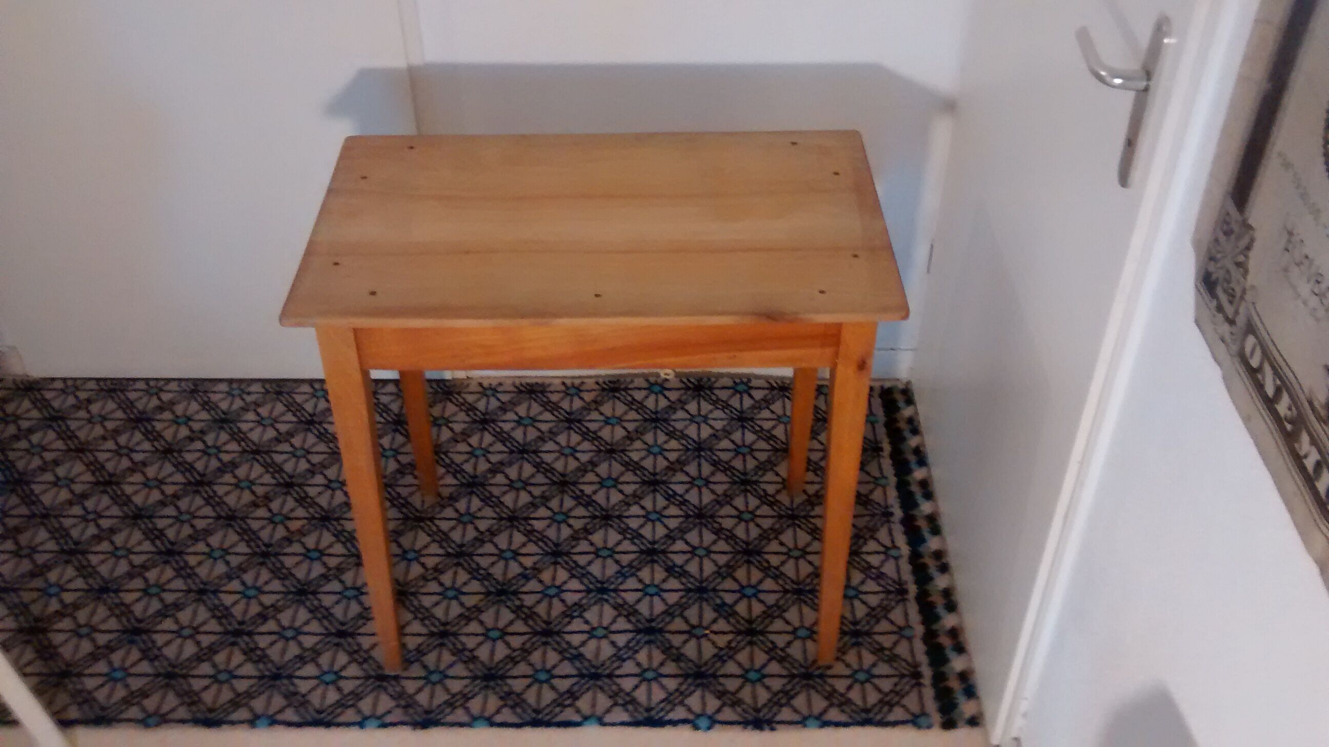 Side table feet spindle