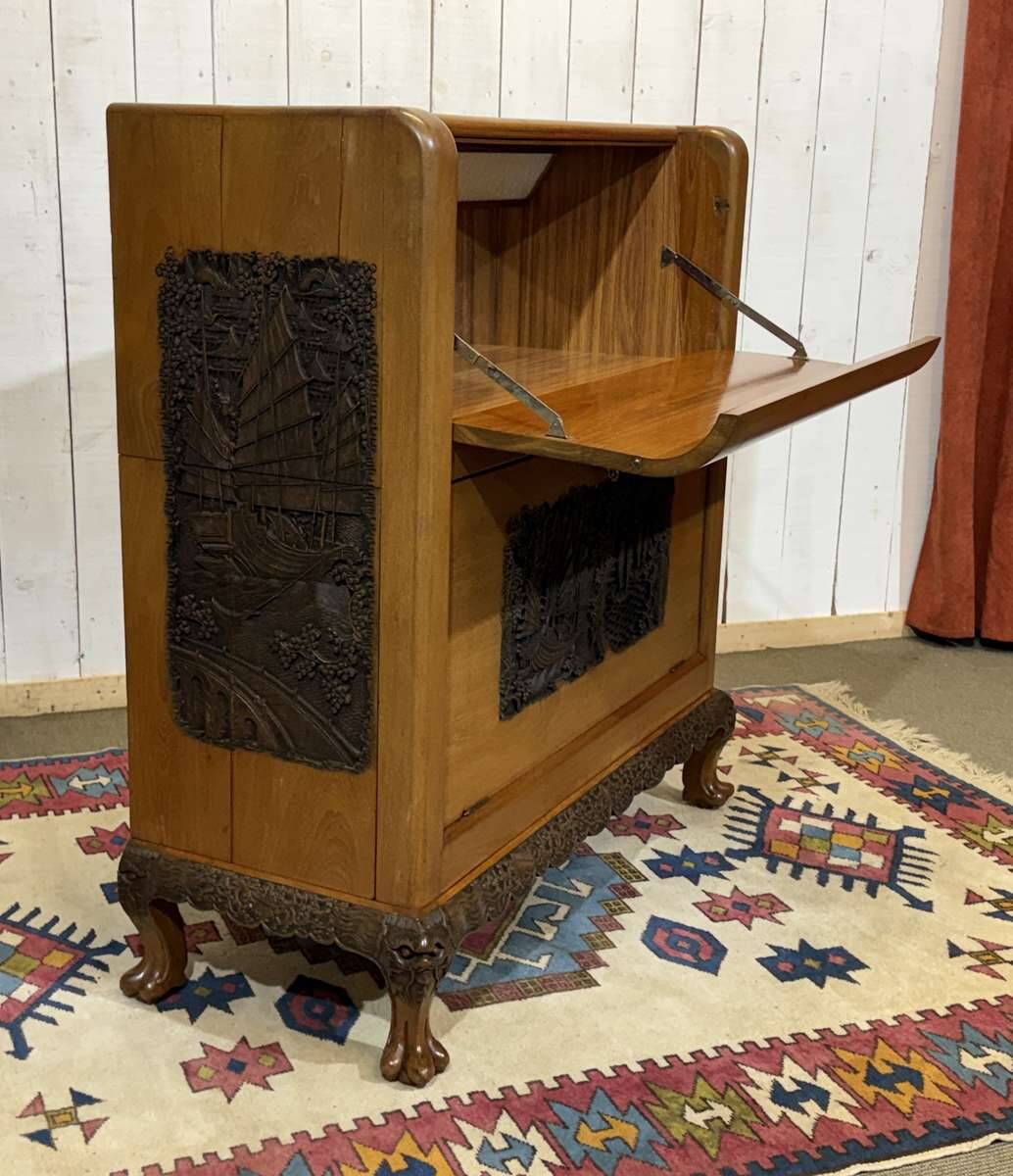 Chinese bar in richly carved teak, work from the 1980s.