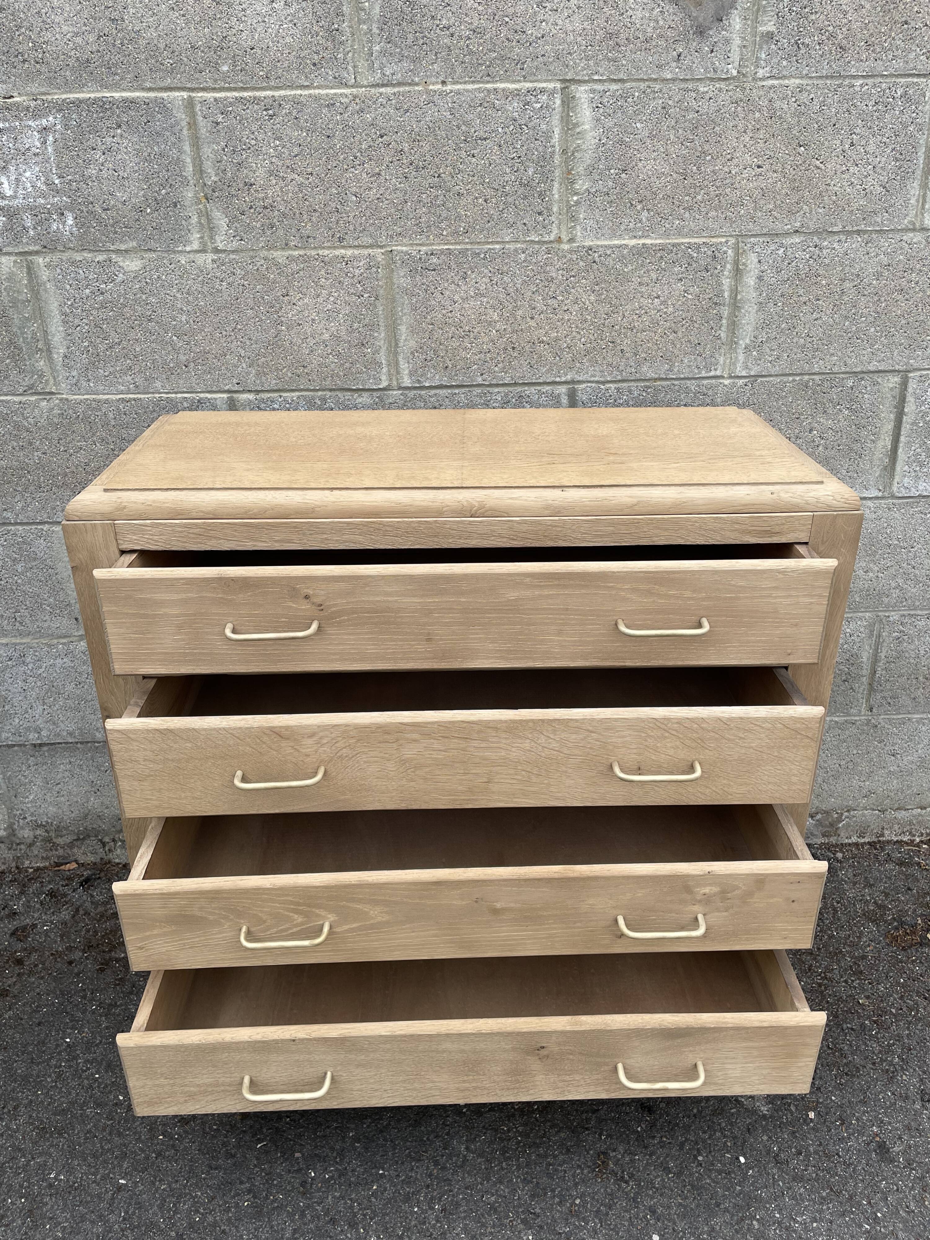 Commode vintage à 4 tiroirs aérogommée