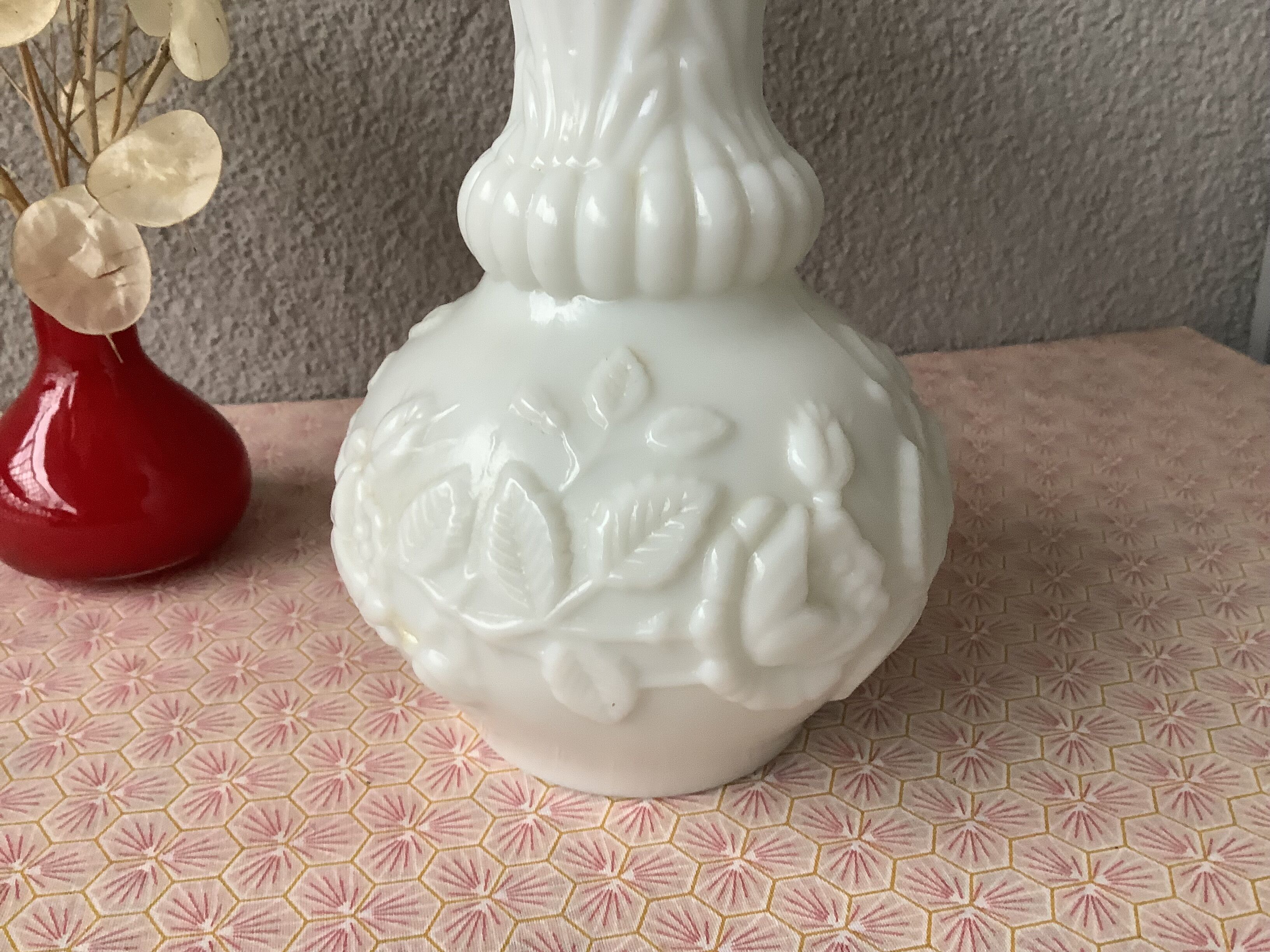 White opaline vase from Portieux Vallerysthal - French fair opaline