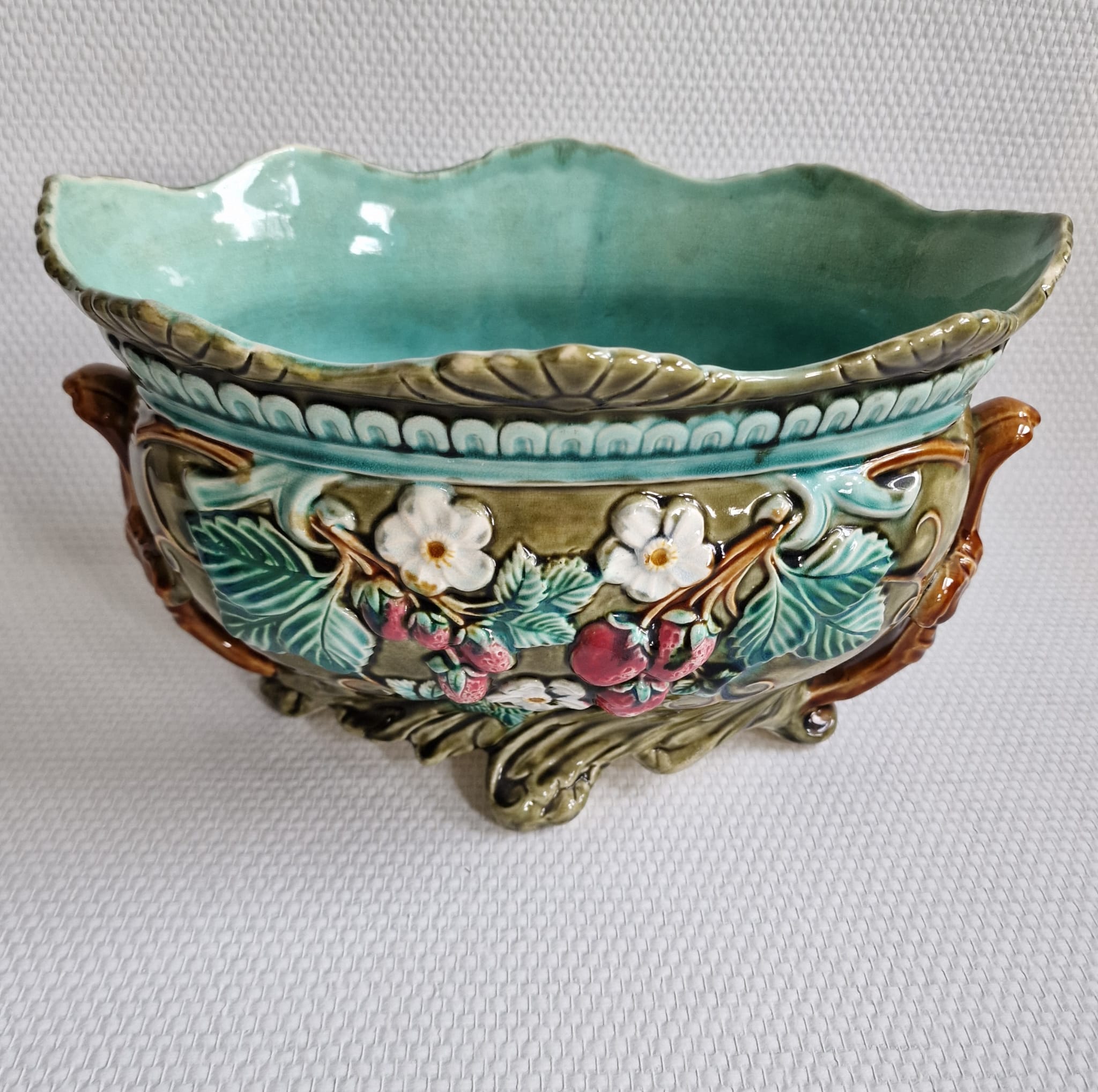 Onnaing planter in Majolica floral pattern with strawberry-shaped accents - France 1900