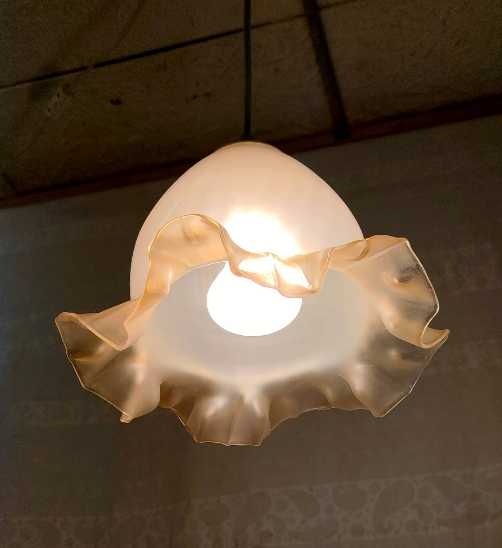 Suspension globe en verre juponné - mid. XXeme