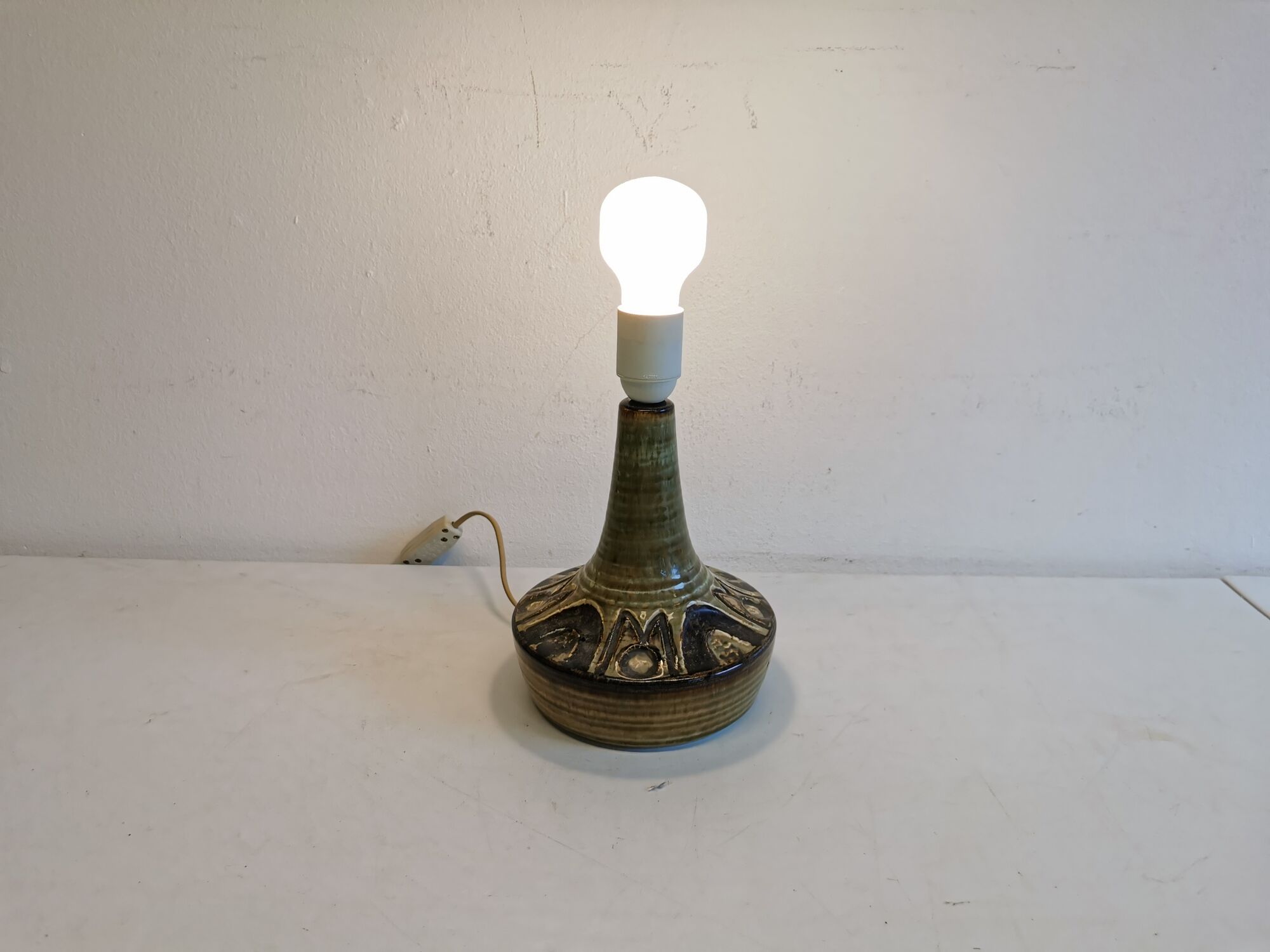 Lampe de table en céramique du danois Søholm dans de belles couleurs beige, vert et or.
