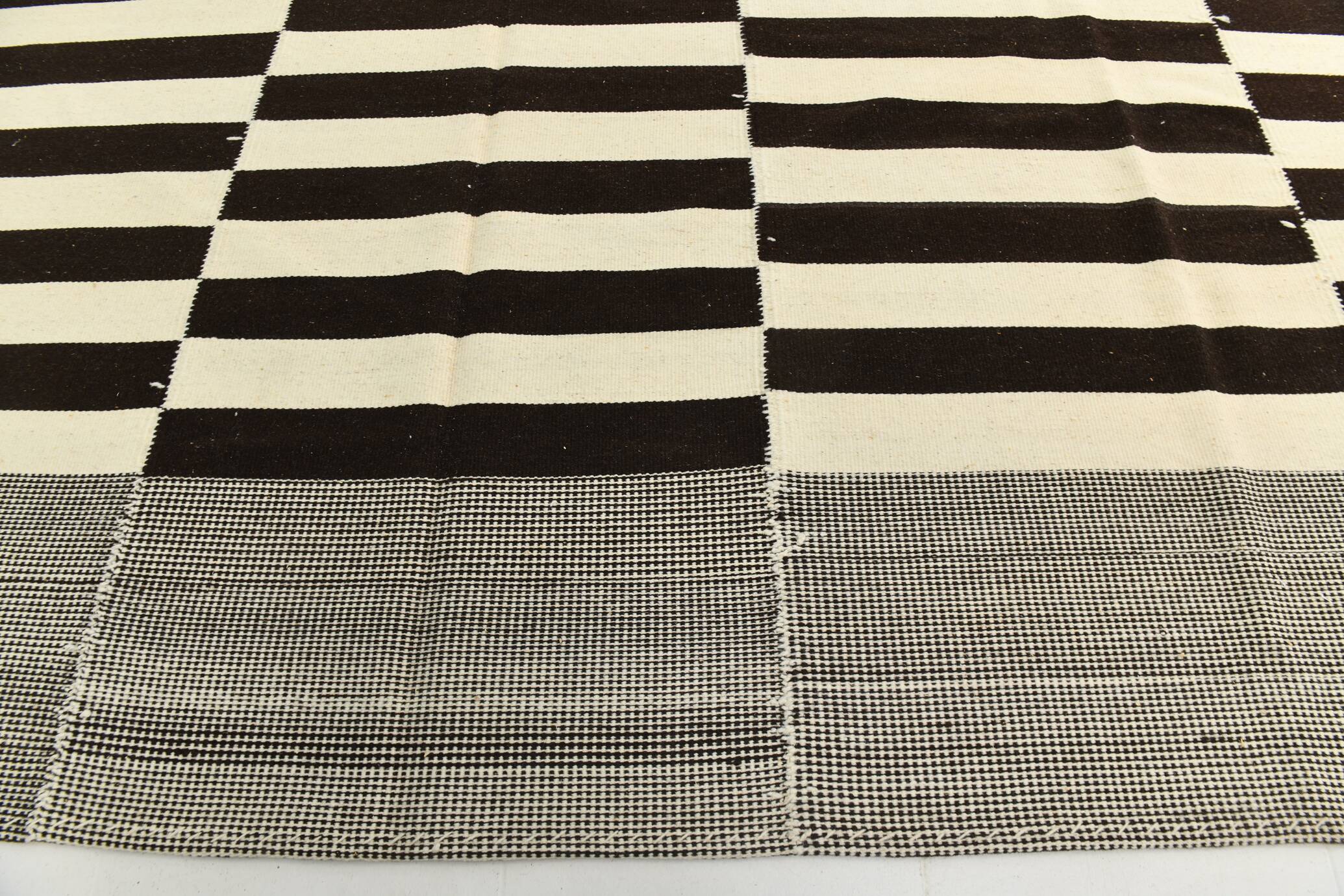 Tapis Kilim vintage à rayures marron foncé et beige, 378 x 410 cm