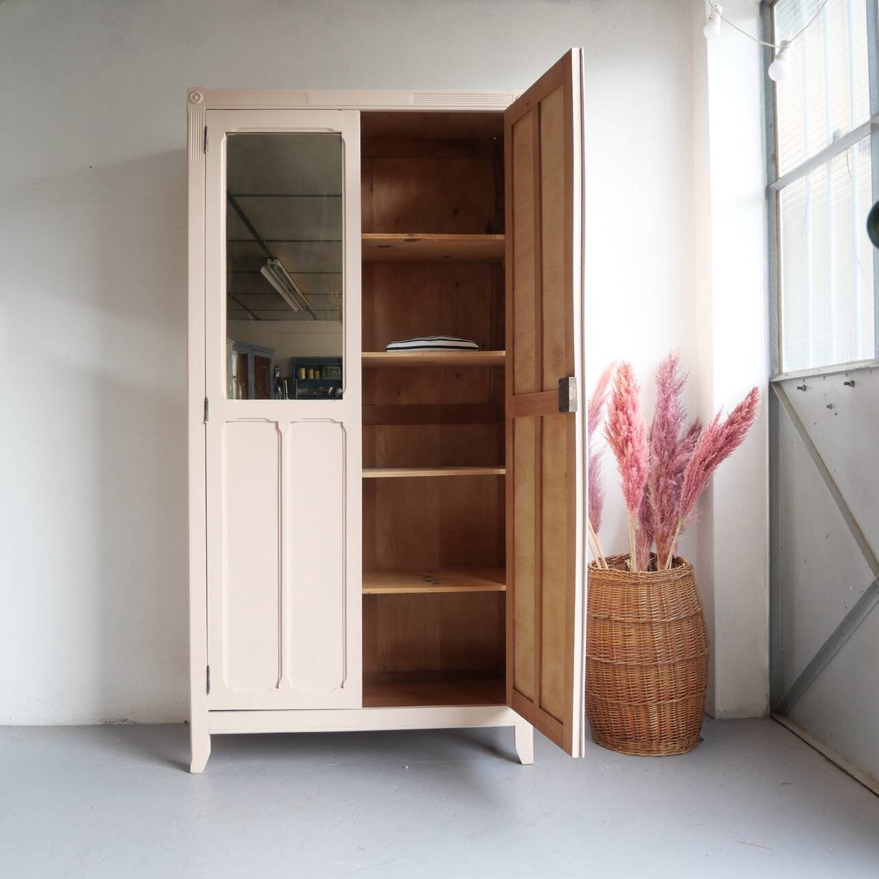 Armoire parisienne rose poudrée