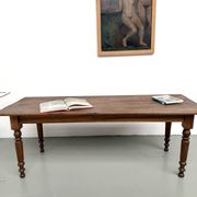 Table de ferme en noyer massif, pieds tournés, 1920