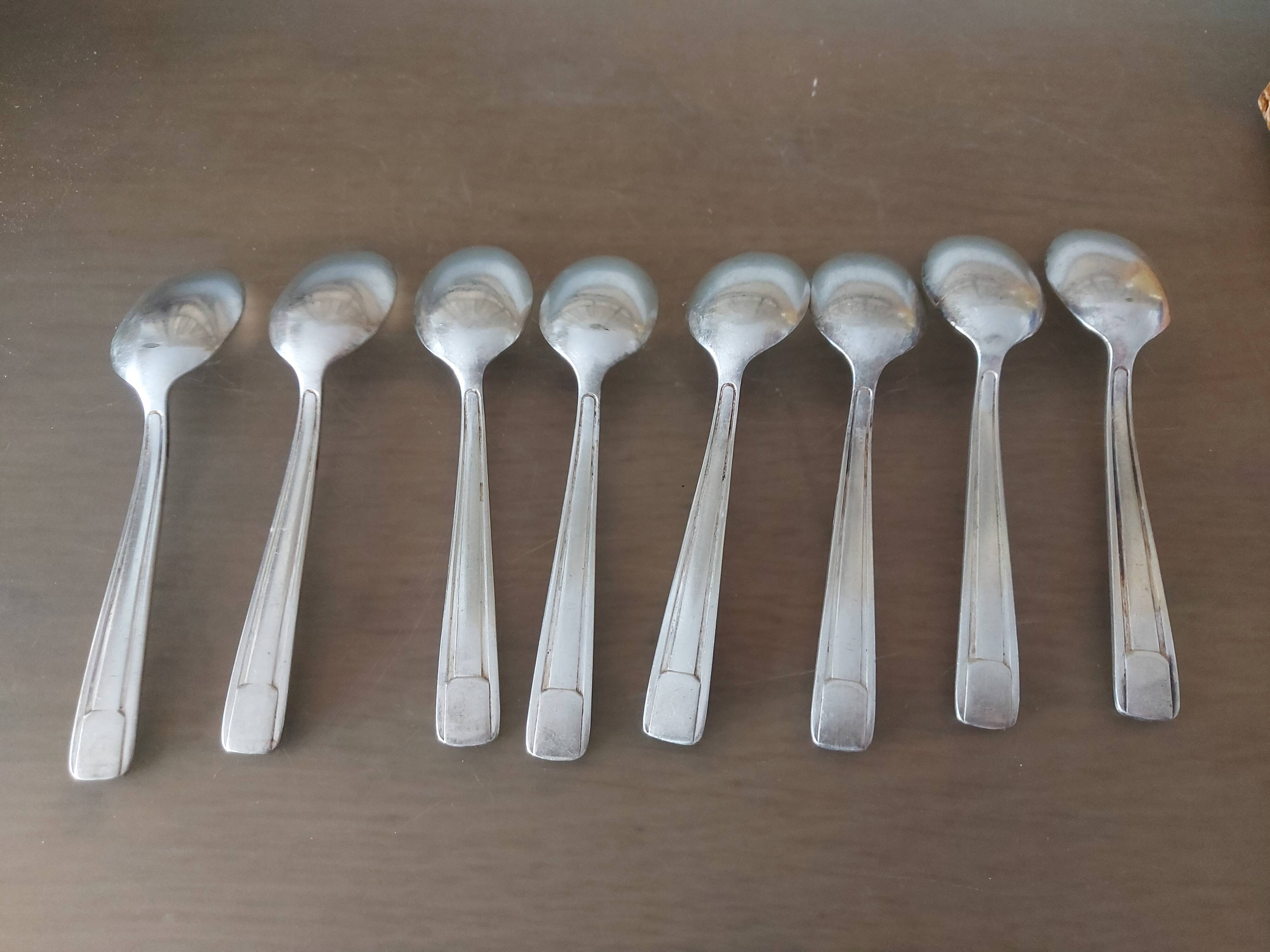 Box of 8 small art deco spoons in silver metal