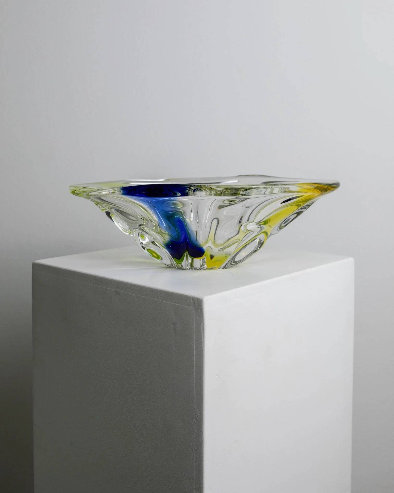 Vintage Murano glass bowl - organic oval shape, transparent glass with blue and yellow - 1970s Italian design - elegant table decoration, gift idea.