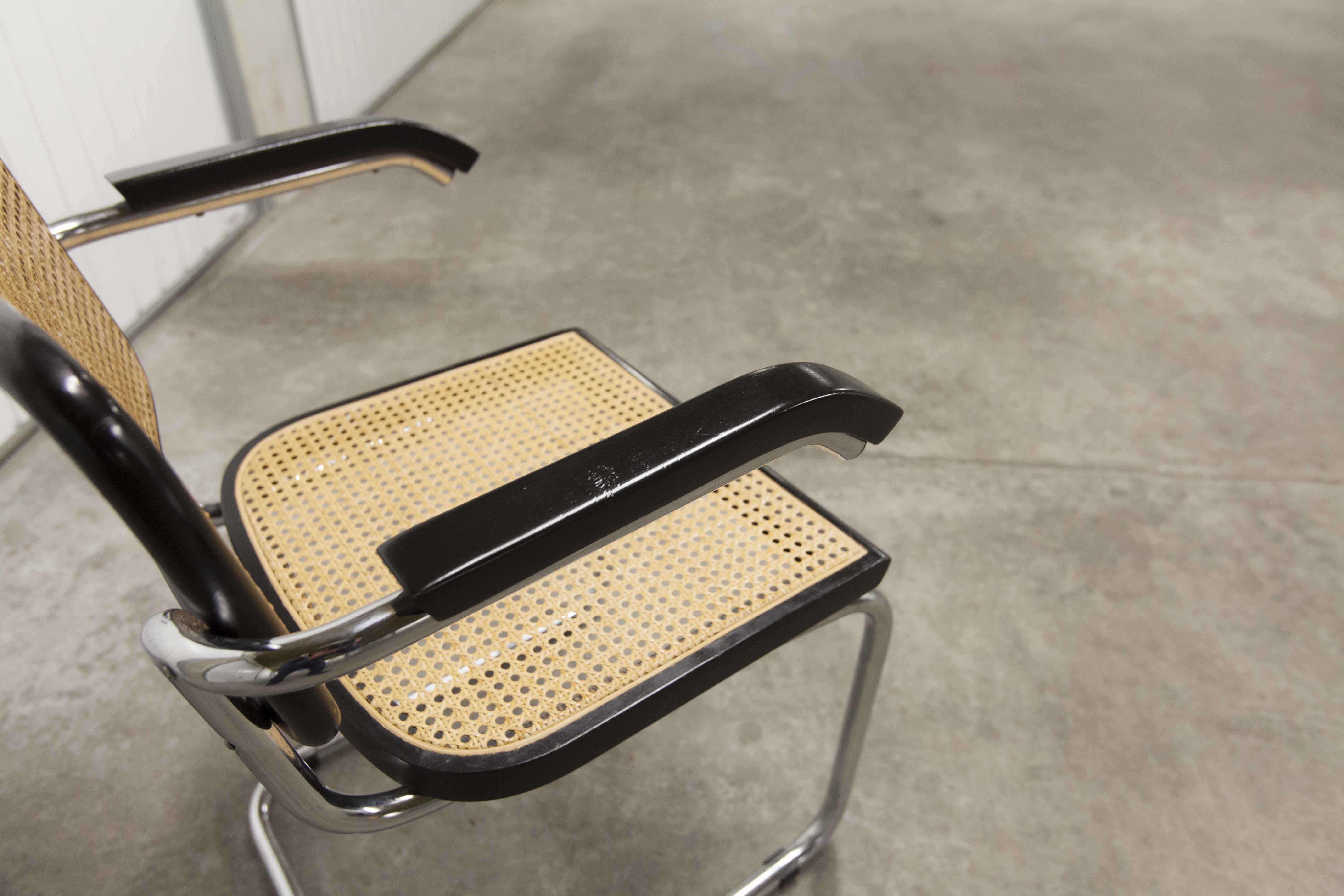 Fauteuil b64 Breuer noir cannage accoudoirs et tampons neufs