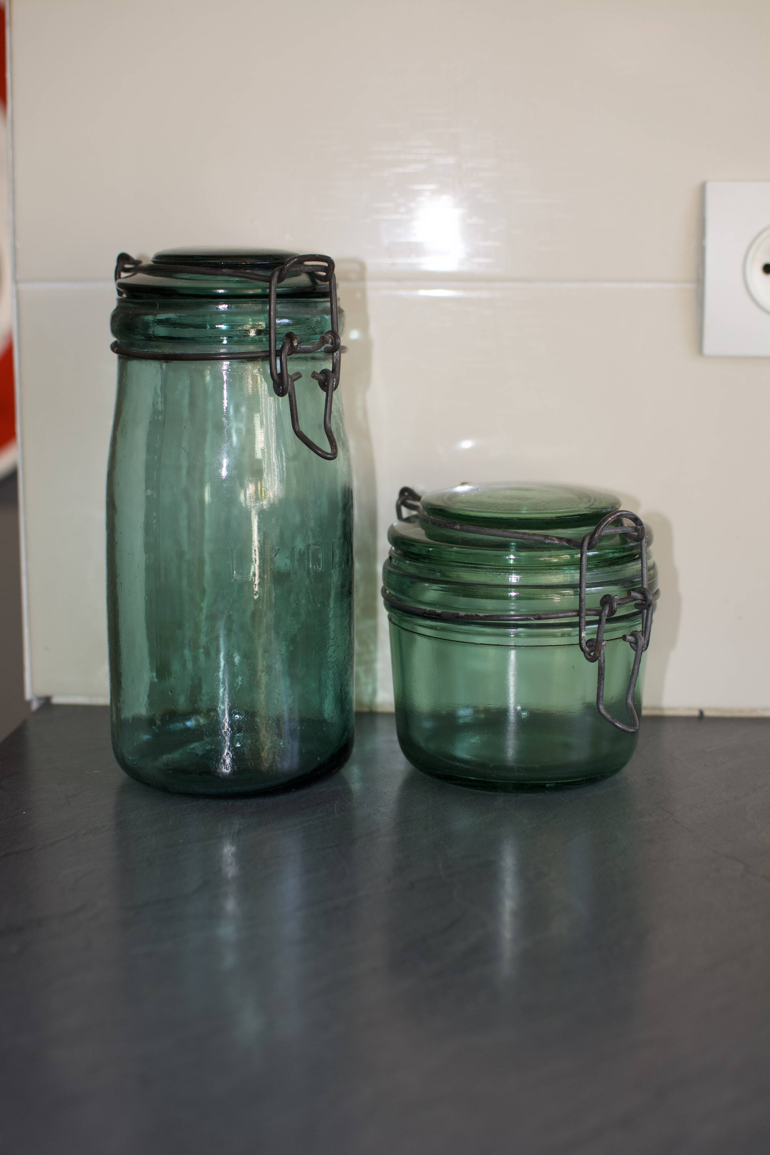 2 Jars l'idéal vintage green and blue