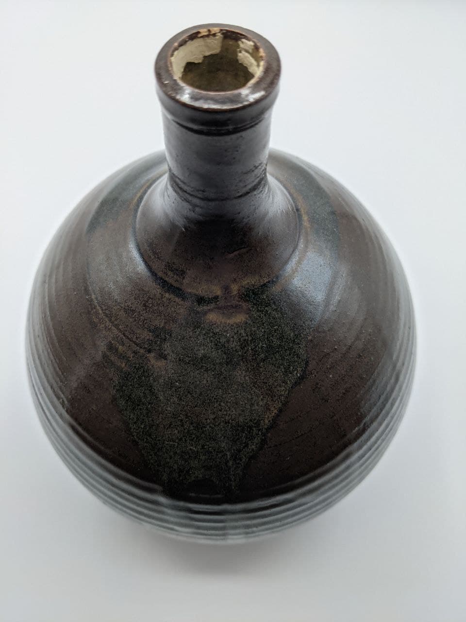 wide ceramic vase with fine brown collar - H: 23cm