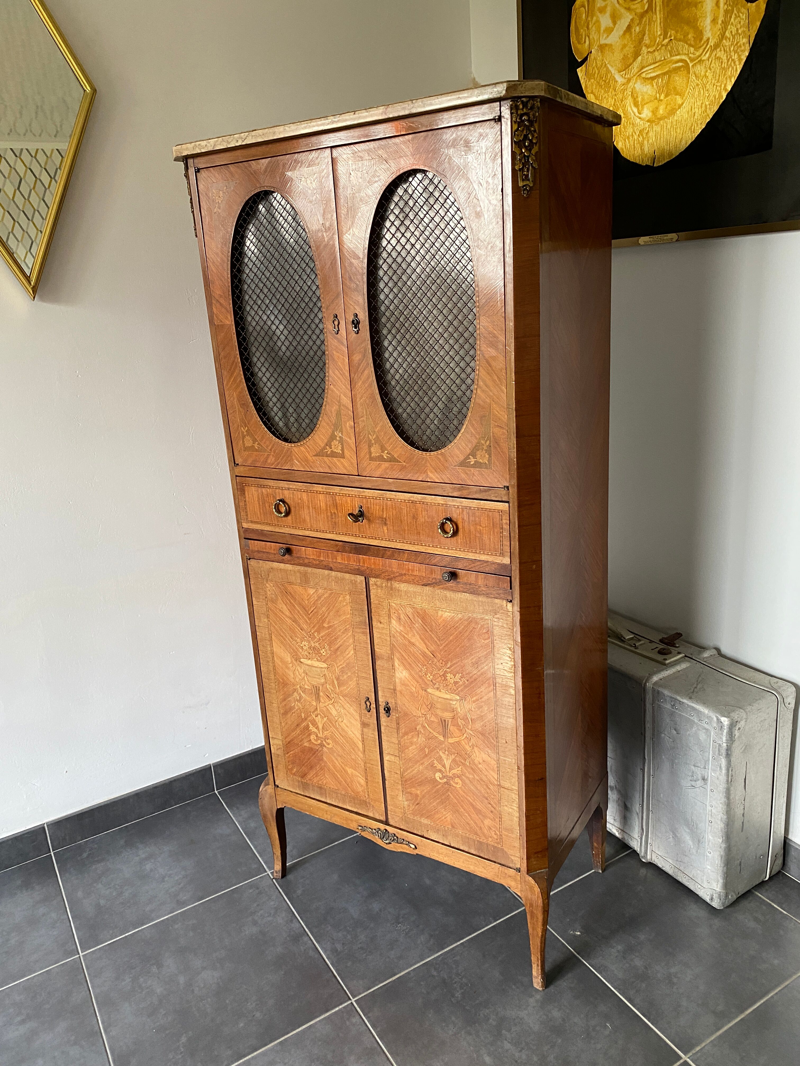 Veneer reading cabinet
