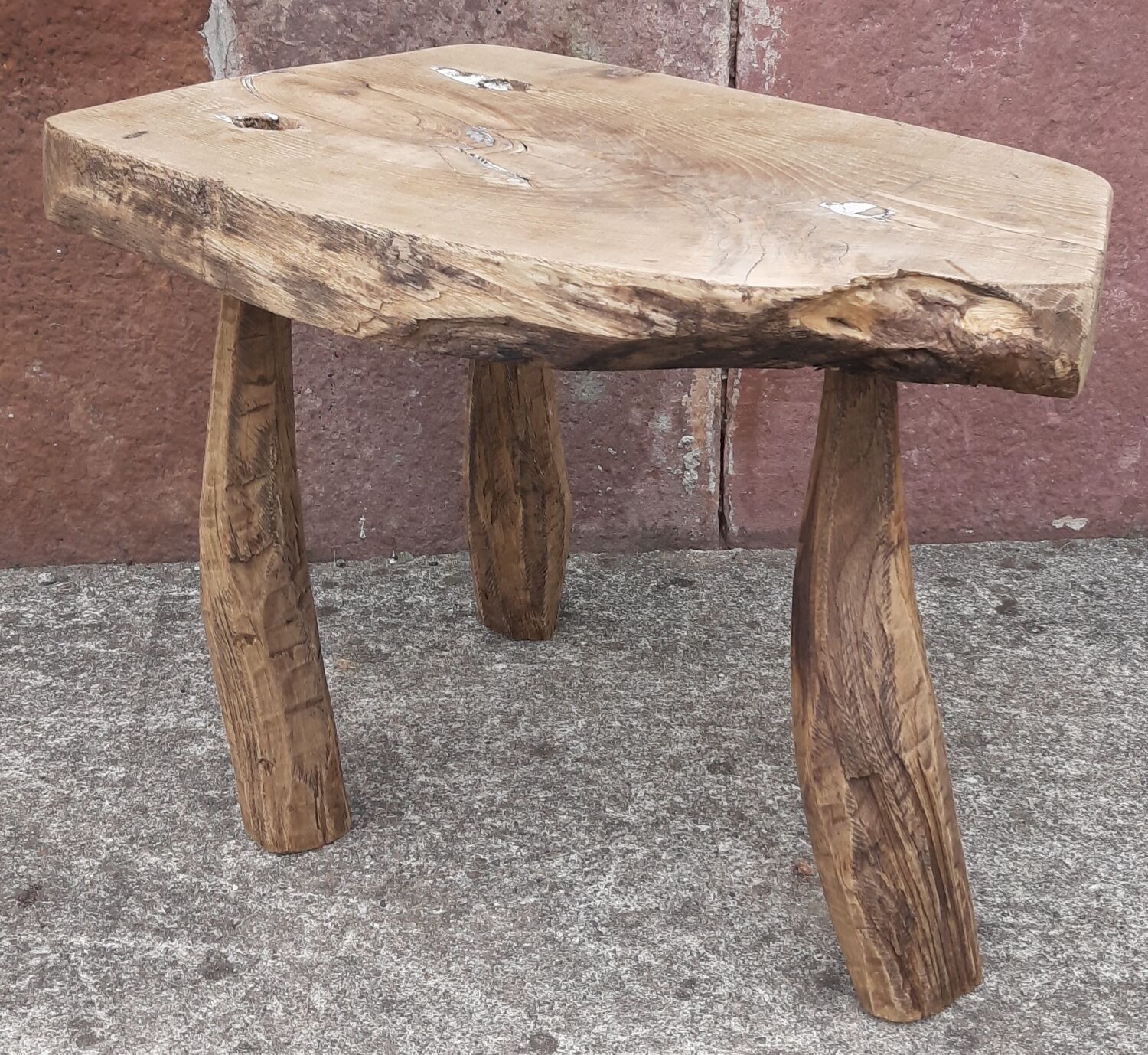 Brutalist coffee table in solid wood, tripod. (Popular art)