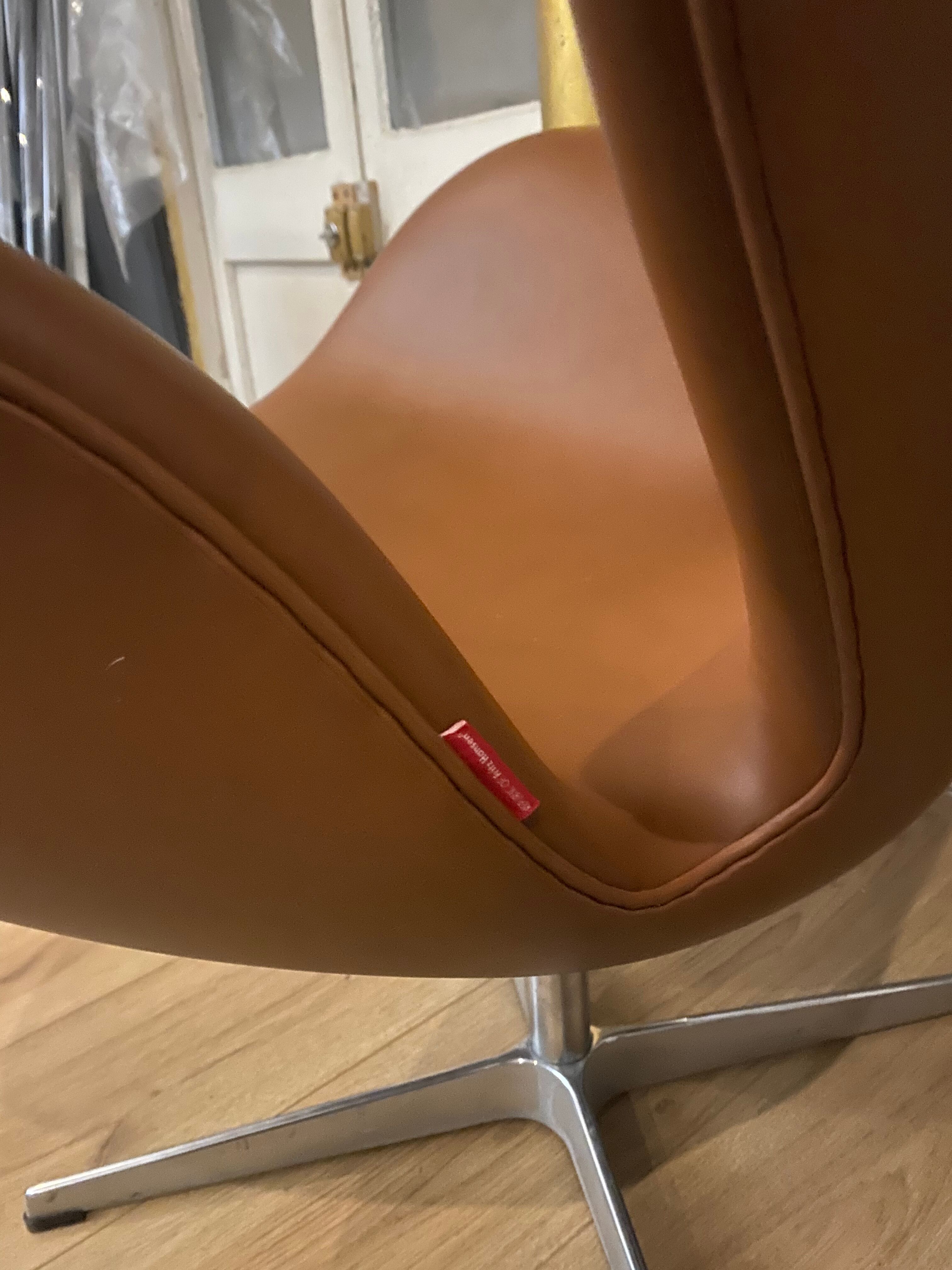 Swan armchair Arne Jacobsen edition Fritz Hansen brown leather