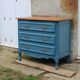 Commode ancienne rénovée bleu – plateau bois – 3 tiroirs