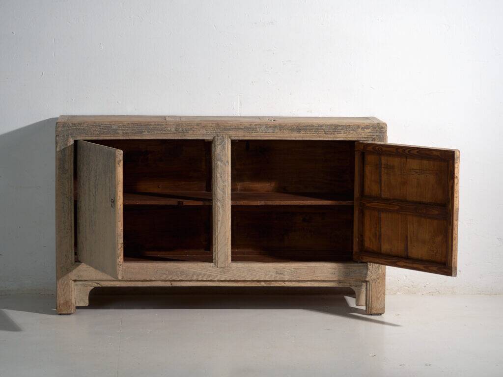 Buffet bas ancien en orme à deux portes – Chine, vers 1950